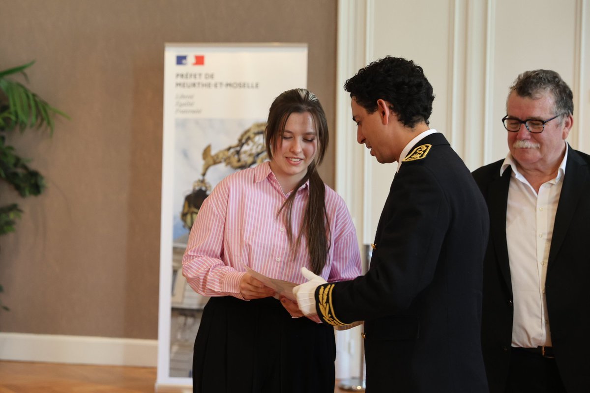 Prefet54's tweet photo. #Éducation 🏫| Cérémonie de remise des diplômes de l’éducation à la citoyenneté présidée par Nizar AZOUZ, sous-préfet de Toul, aux côtés des représentants de l’académie Nancy-Metz, des associations ANM ONM, AMOPA et MJJSEA.

Cette cérémonie a été l’occasion de saluer 26 projets portés par des élèves du premier et second degré de 13 établissements scolaires du département mettant en avant la citoyenneté à travers diverses thématiques 🇫🇷

🗣️ « À ce mot : « citoyenneté » vous lui donnez un visage. Vous lui donnez de la vie. Grâce à vous, la citoyenneté n’est plus seulement un concept dans un manuel scolaire. Elle existe. Elle respire. Elle agit.
[...]
Continuez à vous engager. Continuez à oser. Continuez à croire que vos actions ont du poids, parce qu'elles en ont.
Chaque geste compte. Chaque voix compte. Vous comptez.
Merci à vous, bravo à vous, et encore toutes mes félicitations à chacun et chacune d’entre vous.»