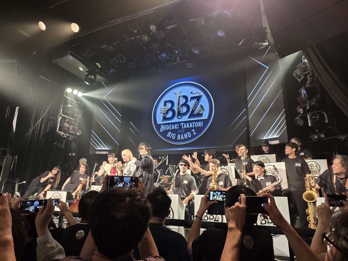milk_fujitama's tweet photo. #高取ヒデアキandBigBandZ
#高取ヒデアキandBBZ
#THESTARTOFZ
旗揚げに参加できて良かった。
ホーンを浴びた！
特にトロンボーン隊、ノリノリ！
大葉さんを偲ぶコーナー、まっすぐに届いてくる吉田仁美さんの声、迫力あるくっしー。
big bandアレンジの曲、特撮カバー曲、Z旗オリジナル。盛り沢山！ https://t.co/Mk4NigI2QO