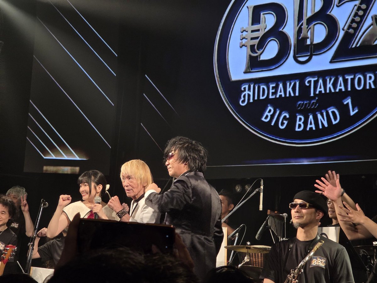 milk_fujitama's tweet photo. #高取ヒデアキandBigBandZ
#高取ヒデアキandBBZ
#THESTARTOFZ
旗揚げに参加できて良かった。
ホーンを浴びた！
特にトロンボーン隊、ノリノリ！
大葉さんを偲ぶコーナー、まっすぐに届いてくる吉田仁美さんの声、迫力あるくっしー。
big bandアレンジの曲、特撮カバー曲、Z旗オリジナル。盛り沢山！ https://t.co/Mk4NigI2QO