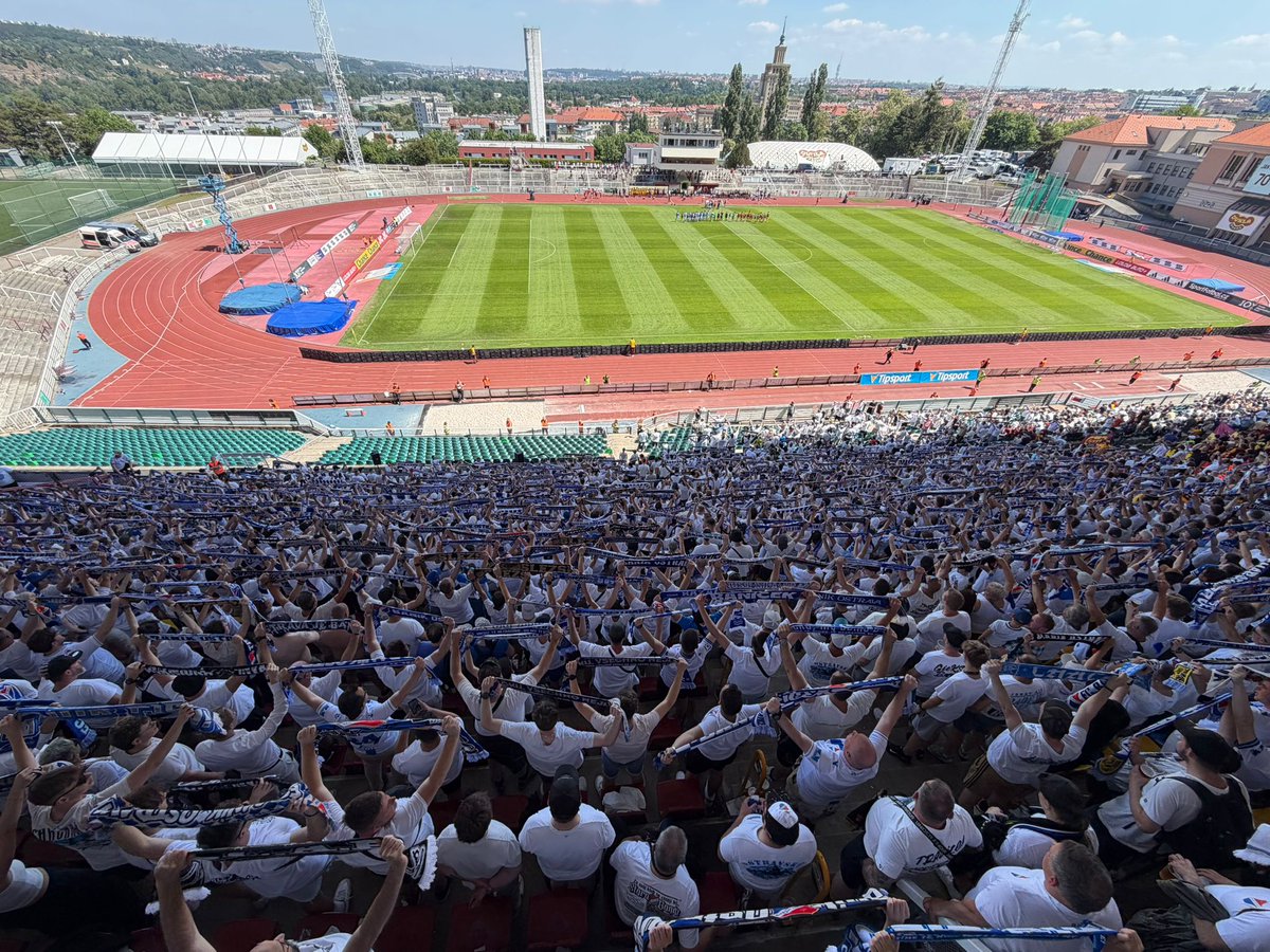 havirovfcb's tweet photo. Dukla Praha - Baník Ostrava (23.05.2026)
Přes tři tisíce Chacharů hnalo Baník uplynulou sobotu na Julisce. Další stovky byly rozesety po zbývajících sektorech. Na Dukle jsme napočítali 50 tváří z Havířova, ale určitě to není konečná cifra. Na místě...
➡️ https://t.co/GMYG8wQpLV https://t.co/xOnWZf9HOE