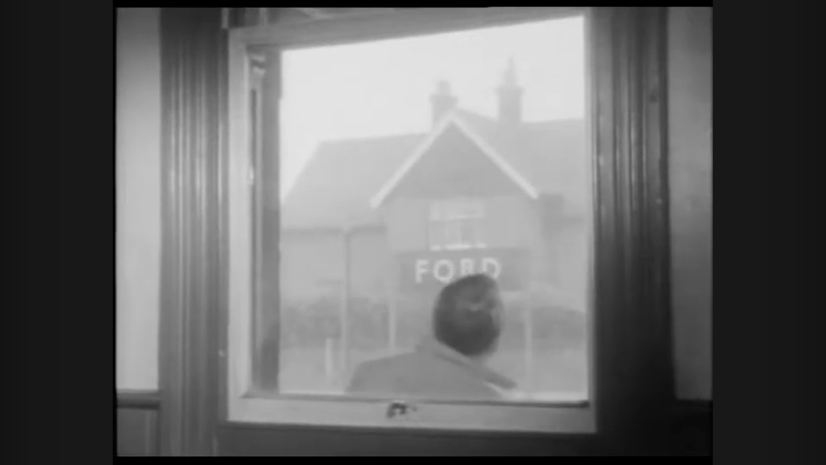 PublicEyeFanAcc's tweet photo. The waiting room, from which a child bothers Marker sitting on the platform https://t.co/geYoOLC18A