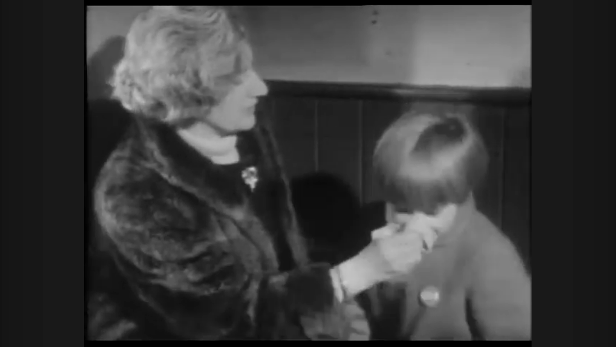 PublicEyeFanAcc's tweet photo. The waiting room, from which a child bothers Marker sitting on the platform https://t.co/geYoOLC18A
