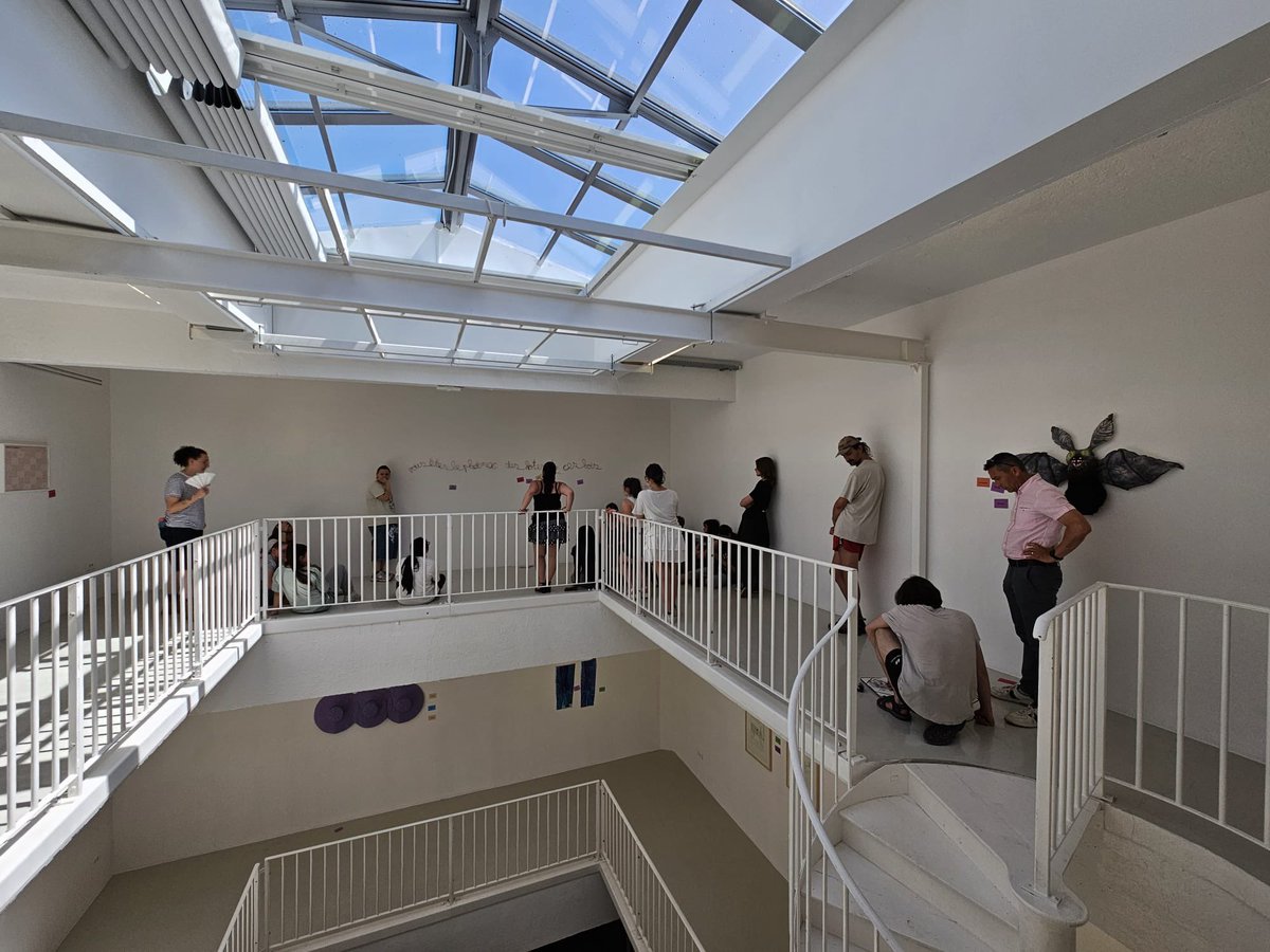 LAF_18_18's tweet photo. Le Transpalette de Bourges accueiller les élèves de seconde des options arts plastiques et Hida pour une visite privilégiée de l'exposition Textile Fiction II et des locaux de la Friche Cultuelle.
Belle et chaude expérience artistique ! https://t.co/IMIMEjNF61