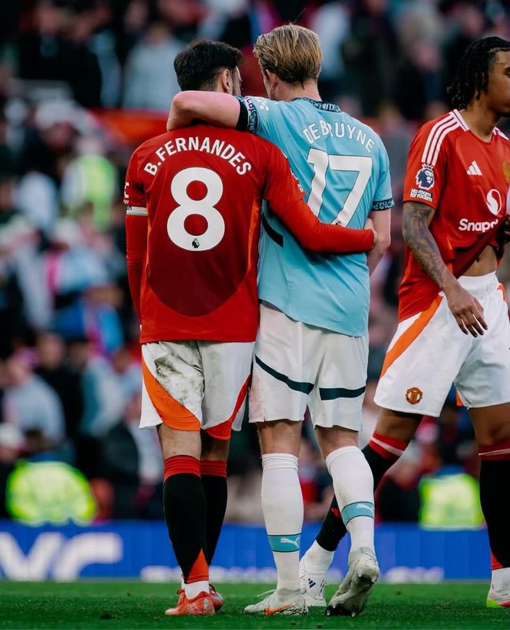 UtdKev08's tweet photo. The two greatest Premier League midfielders. https://t.co/dXsXHkas5l