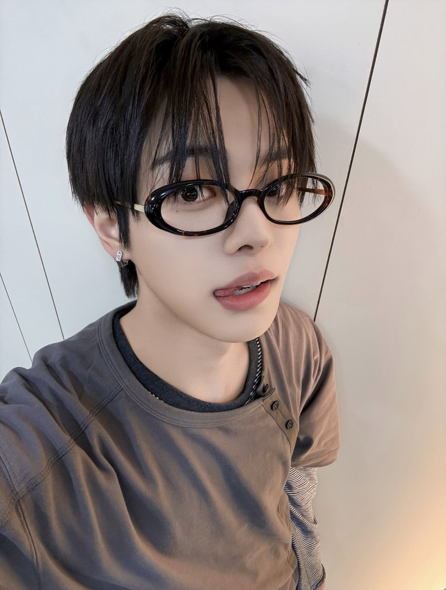 le0nly_'s tweet photo. 헐 대박.. 너무 잘생겨서 눈물 나 ㅠㅠ https://t.co/9Qb6CQmfM9