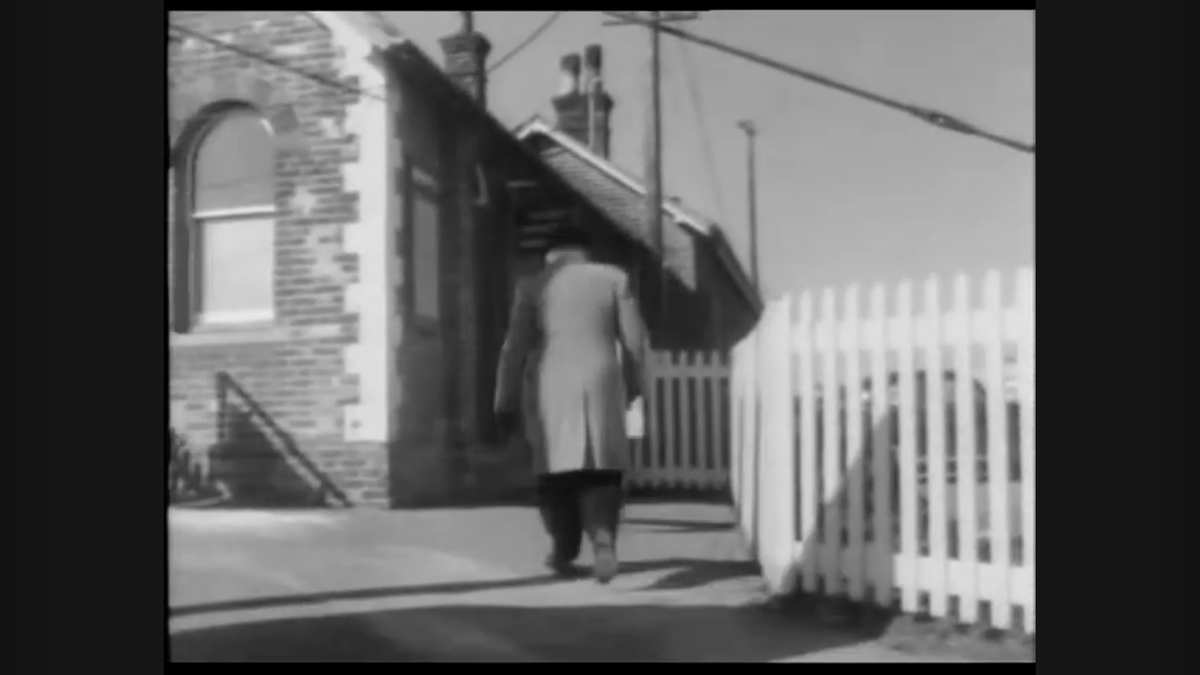 PublicEyeFanAcc's tweet photo. In 'Welcome to Brighton?', after being released from Ford prison, Marker travels to Ford station and takes a train to Brighton from there
I happened to visit Ford station today and here's what it's like now compared with the station in 1969 as seen in the episode... #publiceye https://t.co/h3jQfYRs2f