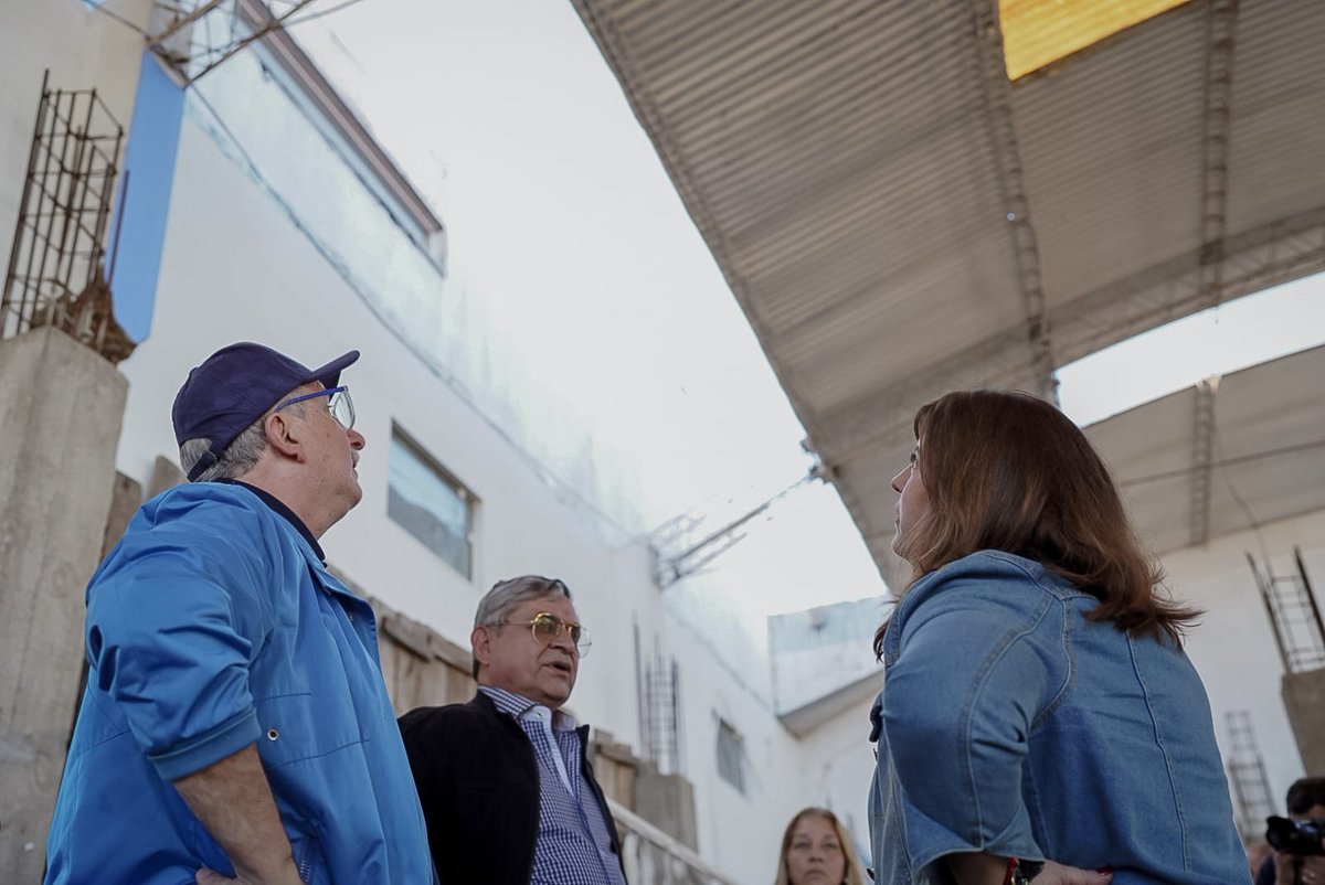 passalacquaok's tweet photo. En Bernardo de Irigoyen, junto al amigo intendente Edgardo Aquino y a Adriana Bezus coordinadora ejecutiva de la Unidad Ejecutora Provincial, recorrimos las obras de refacción de la Municipalidad, luego del incendio que afectó parte del edificio el año pasado.

El municipio es la casa del pueblo. Por eso emociona verlo ponerse de pie nuevamente, con el esfuerzo compartido de todos los misioneros.

Siempre digo que cuando unimos esfuerzos y trabajamos juntos, las cosas se solucionan más fácil.