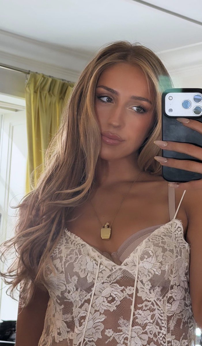 tatemcraefr's tweet photo. 📸| Tate McRae rayonne dans un nouveau selfie ! https://t.co/AZo5BiNlkA