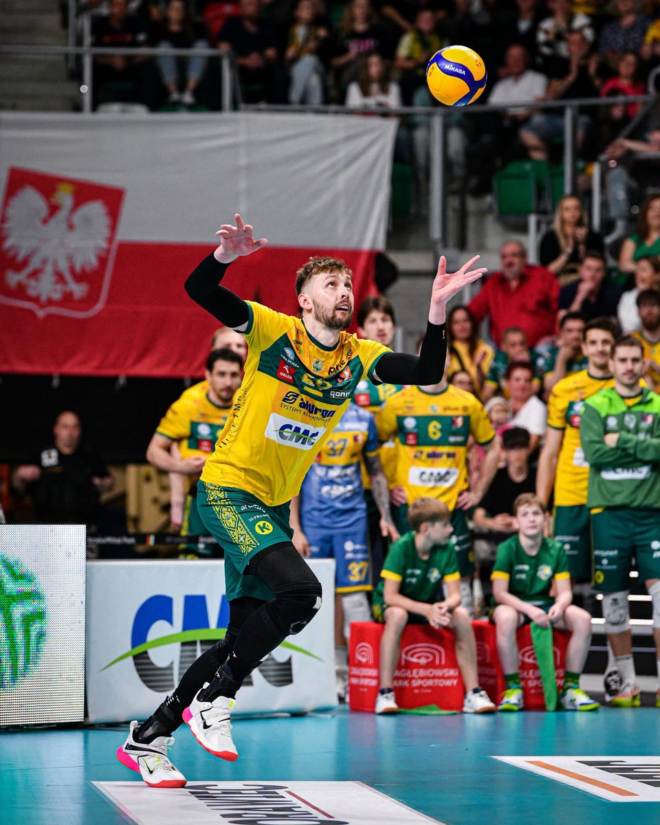 AluronCMC's tweet photo. Skoro już podsumowujemy sezon, to zróbmy wielki hałas dla Bienia, który był trzecim najlepiej zagrywającym siatkarzem #PlusLiga 👏

Mateusz w samej polskiej lidze ustrzelił rywali 53 razy 😎 https://t.co/szGfGab3Ng