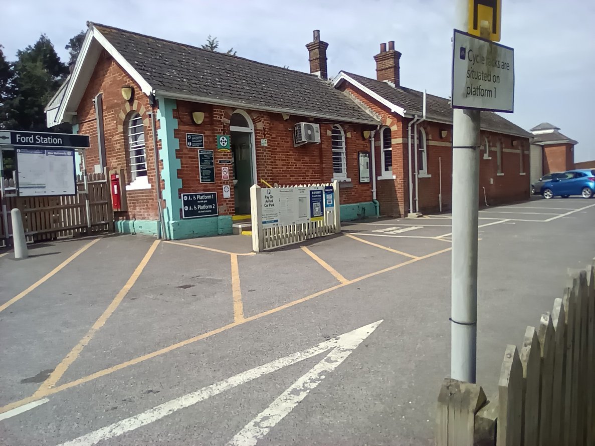 PublicEyeFanAcc's tweet photo. In 'Welcome to Brighton?', after being released from Ford prison, Marker travels to Ford station and takes a train to Brighton from there
I happened to visit Ford station today and here's what it's like now compared with the station in 1969 as seen in the episode... #publiceye https://t.co/h3jQfYRs2f