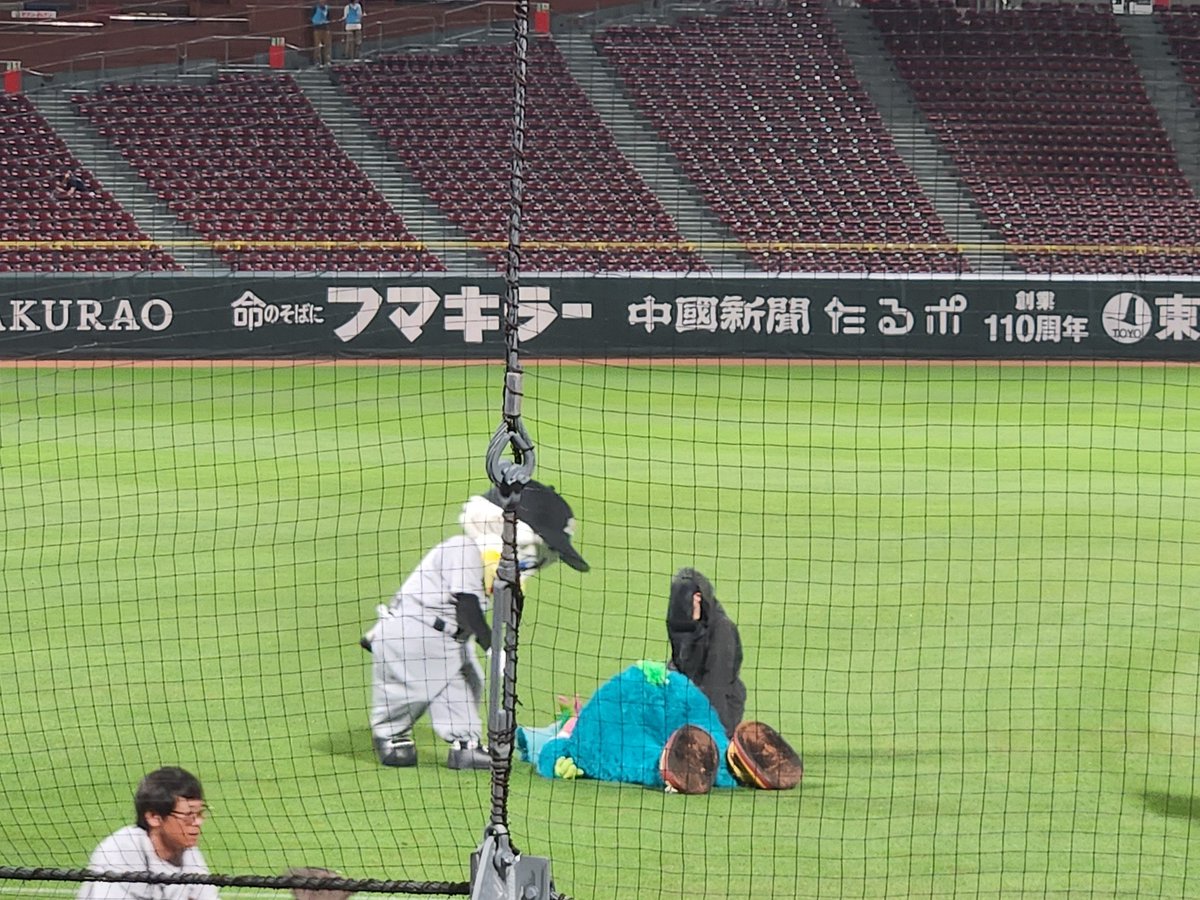kyon512's tweet photo. 昨日のスラィリー
負けて落ち込んでるのをマー君が起き上がらせようとするも起き上がらず呆れられるスラィリー

二試合連続逆転敗けだもんね…
名原はえらかった！
勝てばヒーローだったはずよ https://t.co/gNWDtZMNdc
