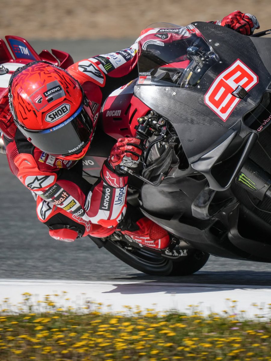 RubCanales's tweet photo. ⚠️ Marc Márquez: "He sido capaz de adaptar estos cuatro últimos años mi pilotaje a lo que me permitía mi físico".

➡️ "Si ves cómo pilotaba en 2019 y cómo piloto en 2025, es completamente otro piloto. Voy muy fino, intento que la moto no se mueva… pero eso ha sido una adaptación".

➡️ "Lo que pasa es que necesitas también un nivel mínimo para poder luchar en la máxima categoría. Ahí es donde estoy trabajando: en sentirme bien, en coger un nivel mínimo de físico en este brazo derecho para poder pilotar al máximo nivel y competir con los más jóvenes".

(@ASMELACHERCOLES) #MotoGP #ItalianGP 🇮🇹