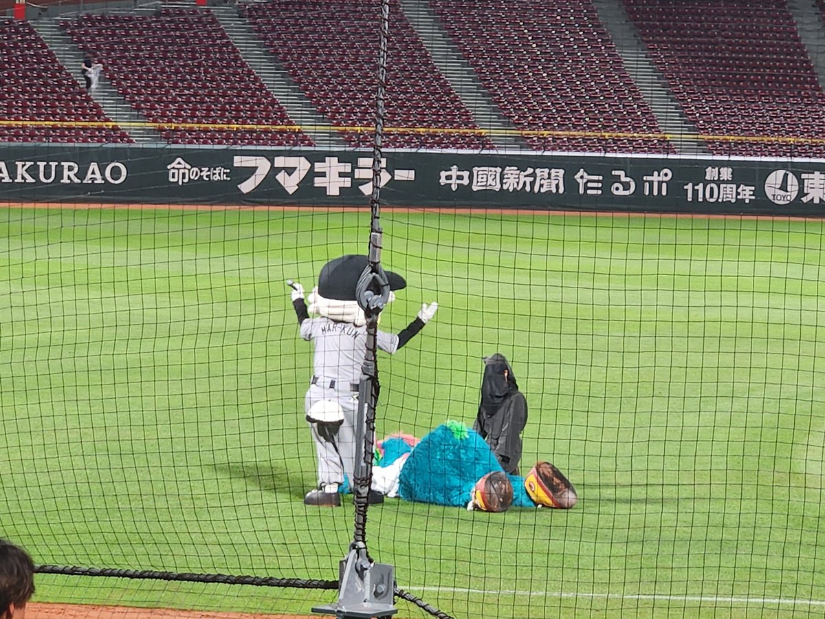 kyon512's tweet photo. 昨日のスラィリー
負けて落ち込んでるのをマー君が起き上がらせようとするも起き上がらず呆れられるスラィリー

二試合連続逆転敗けだもんね…
名原はえらかった！
勝てばヒーローだったはずよ https://t.co/gNWDtZMNdc