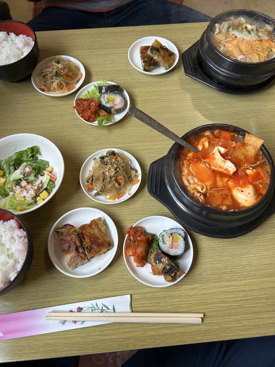 transfag_dark's tweet photo. 今日はお休み。お昼ご飯は近所の韓国料理屋さんで。これで750円はお得。美味しい！（以前は680円で、なんか追加料金取られるのかとメニュー二度見した思い出） https://t.co/DbjSO6lh11