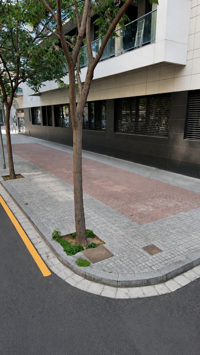 JoseLuisSTAP's tweet photo. El #RecComtal: patrimoni sense explicació
Carrers on la història viu literalment sota els nostres peus. En alguns punts, el traçat de l’antic Rec Comtal ha estat assenyalat amb un paviment diferenciat de color vermell, però sense cap interpretació...
https://t.co/pKAqPFppPL https://t.co/bPn3NAY88l