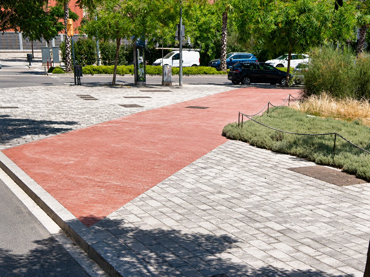 JoseLuisSTAP's tweet photo. El #RecComtal: patrimoni sense explicació
Carrers on la història viu literalment sota els nostres peus. En alguns punts, el traçat de l’antic Rec Comtal ha estat assenyalat amb un paviment diferenciat de color vermell, però sense cap interpretació...
https://t.co/pKAqPFppPL https://t.co/bPn3NAY88l