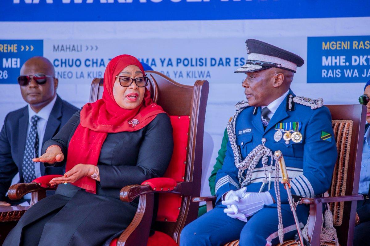 SuluhuSamia's tweet photo. Utoaji wa mafunzo kwa Jeshi la Polisi ni moja ya nyenzo zinazoliwezesha kukabiliana na changamoto za mabadiliko ya kiteknolojia, kiuchumi na kisiasa duniani katika kuimarisha usalama wa raia na mali zao. Ni kwa muktadha huo leo nimefarijika kuhitimisha Mafunzo ya Maafisa na Wakaguzi Wasaidizi wa Jeshi la Polisi ya Kozi Namba Moja ya Mwaka 2025/26 jijini Dar es Salaam, ambapo wanafunzi 719 wamehitimu.

Ulinzi na usalama wa nchi yetu ni jukumu la kila mwananchi. Hivyo, nimesisitiza umuhimu wa wananchi kupewa elimu ili washiriki kikamilifu katika kubaini na kutoa taarifa za viashiria vya uvunjifu wa amani kupitia Polisi Jamii.

Mbali na kuwapongeza wahitimu, nimeeleza kuwa tija ya hatua zinazochukuliwa kuboresha Jeshi la Polisi itapimwa kwa kuangalia matokeo katika maeneo manne:

1. Matumizi ya rasilimali za Jeshi la Polisi katika kuimarisha ulinzi na usalama wa raia na mali zao.
2. Uzingatiaji miiko ya Jeshi la Polisi katika utendaji kazi.
3. Imani ya wananchi, sekta binafsi na jumuiya ya kimataifa kwa Jeshi la Polisi.
4. Uwezo wa kutambua viashiria vya uhalifu mapema iwezekanavyo.