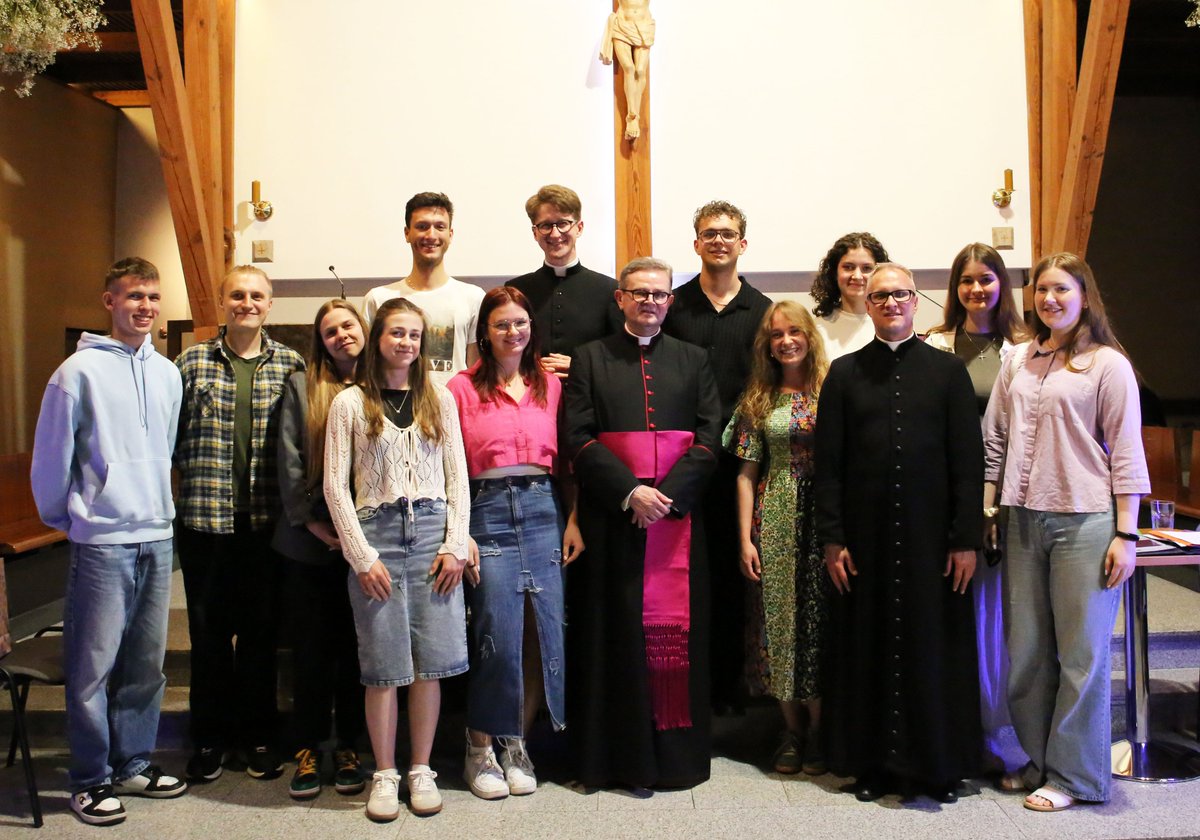 VaticanJP2's tweet photo. 🔴 „Dekada u boku Świętego” – ruszył cykl spotkań z ks. Ptasznikiem z Watykanu. Zobacz zdjęcia i przeczytaj wywiady⤵️

Watykańska Fundacja Jana Pawła II rozpoczęła nową serię spotkań otwartych z ks. prał. Pawłem Ptasznikiem, bliskim współpracownikiem i naocznym świadkiem życia i świętości Jana Pawła II. Pierwsze ze spotkań pt. „Dekada u boku Świętego” miało miejsce 25 maja w kościele akademickim pw. Św. Ireneusza BM w Częstochowie, a kolejne odbędzie się 3 czerwca w parafii pw. Ducha Świętego w Szczecinie. Planowane są kolejne spotkania w Polsce oraz w różnych wspólnotach polonijnych.

🔹 Świadectwo bliskiego współpracownika #JP2

„Dekada u boku Świętego” to nowa propozycja Watykańskiej Fundacji Jana Pawła II, która ma na celu podtrzymanie pamięci o osobie i pontyfikacie Papieża Polaka oraz zaszczepienie jej w młodym pokoleniu. Inicjatywa polega na spotkaniach otwartych z ks. prał. Pawłem Ptasznikiem, który jako jeden z najbliższych współpracowników towarzyszył Papieżowi w ostatniej dekadzie jego pontyfikatu. Spotkania rozpoczynają się Mszą świętą z homilią księdza prałata, po czym odbywa się rozmowa w formie wywiadu na żywo. Na koniec zebrani mają możliwość zadawania własnych pytań.

– "Codziennie dziękuję Bogu za ten wielki, niezasłużony dar. Czuję się zobowiązany do dzielenia się świadectwem świętości Jana Pawła II. Mocno wierzę, że nie przestał on modlić się za nas. Tak jak za życia zanosił do Boga nasze cierpienia, radości i troski, tak czyni to również dziś. Pamięć o św. Janie Pawle II to nie tylko wspomnienia, lecz także poleganie na jego skutecznym wstawiennictwie za nas u Boga oraz inspirowanie się w codzienności jego przesłaniem" – przyznaje ks. Ptasznik.

Seria otwartych spotkań na żywo z przewodniczącym Watykańskiej Fundacji Jana Pawła II, obok wielu innych projektów i inicjatyw, stanowi również element duchowego przygotowania do 45-lecia działalności tej instytucji, a także do przypadającej w 2028 roku 50. rocznicy wyboru Karola Wojtyły na Stolicę Piotrową. W planach są już wizyty w Warszawie, Krakowie, Wrocławiu oraz w Niemczech.

🔹 Żywa inspiracja

– "«Dekada u boku Świętego» to nie jest akademicka prelekcja. To żywa i szczera opowieść zaufanego człowieka Jana Pawła II, który przez dziesięć lat, co dzień, aż do ostatnich chwil ziemskiego życia, widział go z odległości kilku kroków: w codzienności, w chwilach ważnych decyzji, w ciszy modlitwy i w momentach, o których nie piszą biografie" – podsumowuje rzecznik Watykańskiej Fundacji Jana Pawła II, a jednocześnie pomysłodawca i prowadzący, spotkania, @ks_t_podlewski.

– "Osobiste świadectwo ks. Ptasznika przybliża nie tylko nieznane historie czy kulisy wielkiego pontyfikatu, ale przede wszystkim prawdziwą duchowość i prawdziwe człowieczeństwo Świętego. Wierzymy, że ten format pozwoli wszystkim, a szczególnie młodym, odkryć Jana Pawła II nie jako pomnik, ale jako stabilny punkt odniesienia i żywą inspirację" – dodaje ks. Podlewski.

🔹 Spotkanie w Częstochowie

Inauguracja cyklu #DekadaUBokuŚwiętego pod patronatem abp. Wacława Depo, pasterza @ArchiCzest, odbyła się w Święto Najświętszej Maryi Panny Matki Kościoła w personalnej parafii akademickiej pw. Św. Ireneusza w Częstochowie, na zaproszenie ks. Michała Krawczyka, duszpasterza akademickiego archidiecezji częstochowskiej, odpowiedzialnego za formację studentów oraz za dzieło nowej ewangelizacji w kościele częstochowskim. W ramach wydarzenia, oprócz osobistych rozmów ze studentami, przewidziano także spotkanie ks. Ptasznika z kapłanami archidiecezji częstochowskiej.

– "O św. Janie Pawle II trzeba mówić młodym, ale trzeba ich także uczyć, jak go naśladować. Wiadomo, że samo mówienie nie przemienia życia, ale na pewno jest dobrym punktem wyjścia do tego, żeby się zainspirować i zacząć żyć konkretnym przesłaniem. Tym bardziej, gdy o świętości Jana Pawła II mówi jej bezpośredni i autentyczny świadek. Jestem bardzo zbudowany obecnością, zaangażowaniem i pytaniami nie tylko od studentów, lecz także licznie zgromadzonych częstochowian oraz kapłanów. Także dla mnie osobiście, jako chrześcijanina i jako kapłana, spotkanie z ks. Ptasznikiem było naprawdę niezwykłym doświadczeniem" – podsumowuje ks. Krawczyk.

🔹 Jedyna taka parafia w Polsce

Parafia pw. św. Ireneusza BM w Częstochowie utworzona w 2004 roku przez śp. abp. Stanisława Nowaka to do dziś jedyna w Polsce personalna parafia akademicka. W jej utworzeniu znaczącą rolę odegrał ówczesny duszpasterz akademicki, a obecnie metropolita @arch_katowicka, abp Andrzej Przybylski, który jako pierwszy proboszcz tej parafii, a następnie rektor seminarium i późniejszy biskup pomocniczy archidiecezji częstochowskiej aktywnie angażował się w jej działalność i rozwój.

Przy okazji wizyty w Częstochowie, ks. prał. Paweł Ptasznik nawiedził Kaplicę Cudownego Obrazu na Jasnej Górze, Archikatedrę Świętej Rodziny, a także znajdującą się w jej podziemiach kryptę, w której spoczywa m. in. św. abp Stanisław Nowak, który przez cały okres formacji ks. Ptasznika w seminarium duchownym @ArchKrakowska, był jego rektorem. Przewodniczący naszej Fundacji udzielił także wywiadów dla redakcji @opokapl, @Radio_Fiat i Radia @JasnaGoraNews, które objęły wydarzenie patronatem medialnym. Linki do wywiadów w pierwszym komentarzu.

🔹 Spotkanie w Szczecinie

Spotkanie z ks. Ptasznikiem w Szczecinie odbędzie się w środę 3 czerwca o godz. 19:00 w kościele parafialnym pw. Ducha Świętego przy ul. Młodzieży Polskiej 17. Wydarzenie objął swoim patronatem abp Wiesław Śmigiel, metropolita szczecińsko-kamieński. Spotkanie z możliwością zadawania pytań, podobnie jak w Częstochowie, poprowadzi ks. #TomaszPodlewski, dyrektor biura mediów i wydarzeń Watykańskiej Fundacji Jana Pawła II. 

Następnego dnia, 4 czerwca, w Boże Ciało, o godz. 12:00, zostanie odprawiona uroczysta suma odpustowa pod przewodnictwem i z kazaniem ks. Pawła Ptasznika, po której poprowadzi on uroczystą procesję eucharystyczną do czterech ołtarzy. Dodatkowo, od dnia 31 maja do dnia 7 czerwca, parafia pw. Ducha Świętego w Szczecinie organizuje w swoim Domu Parafialnym Św. Józefa wystawę pamiątek z wizyty św. Jana Pawła II w Szczecinie. Wystawę będzie można zwiedzać w dni powszednie w godzinach 17:00 – 19:00 oraz w dwie niedziele w godzinach 9:00 – 19:00.

🔹 Watykańska Fundacja Jana Pawła II

Watykańska Fundacja Jana Pawła II to organizacja non-profit Stolicy Apostolskiej powołana do istnienia w 1981 roku przez Papieża Polaka. Od prawie 45 lat troszczy się ona o zachowanie i przekazywanie dziedzictwa św. Jana Pawła II na całym świecie, wspiera setki studentów z kilku kontynentów, troszczy się o naukę, kulturę i sztukę chrześcijańską oraz towarzyszy pielgrzymom udającym się do Rzymu. W czasie spotkań z ks. Pawłem Ptasznikiem można wesprzeć jej działania statutowe dobrowolną ofiarą. Zapraszamy do odwiedzenia nowej strony internetowej Fundacji #VaticanJP2 oraz kont @VaticanJP2 w mediach społecznościowych.

🔹Za patronaty medialne dziękujemy: @opokapl, @niedziela_pl, @DEON_PL, radio @JasnaGoraNews, @Radio__Plus, @Radio_Fiat oraz @CZWA24.