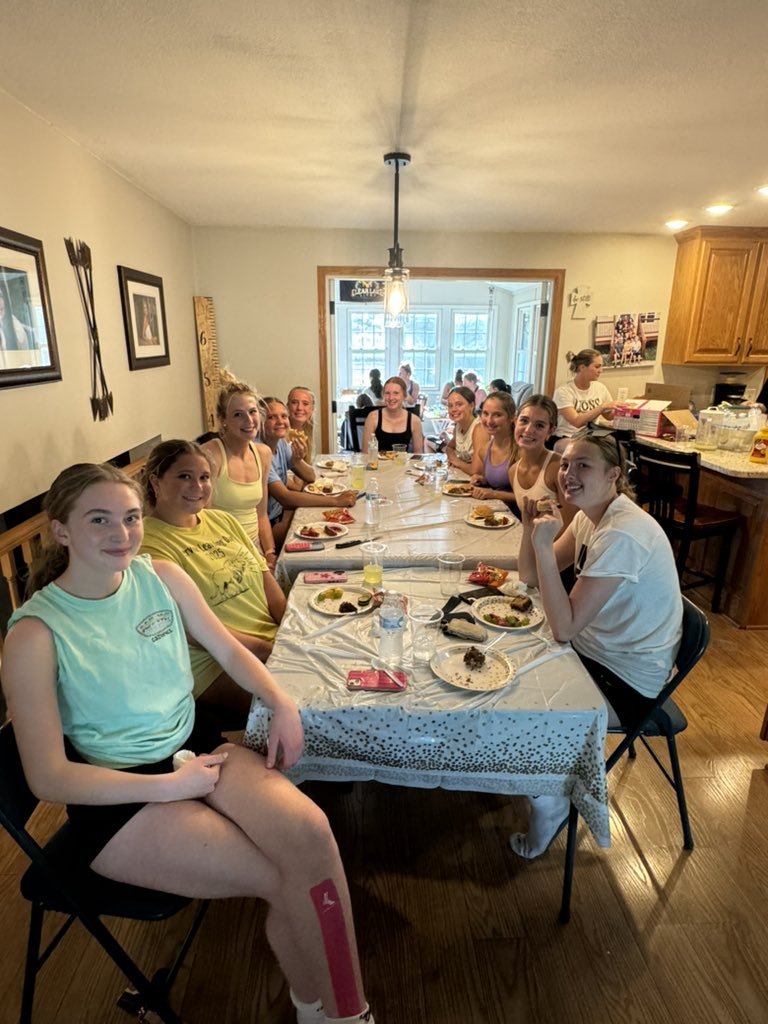 CLGirlsSoccer's tweet photo. ✨Thank you Clear Lake Nutrition for starting our day off right!
✨Thank you to the parents who helped put together our team meal this week! We appreciate you! 💛 https://t.co/YYt8EoeQbO