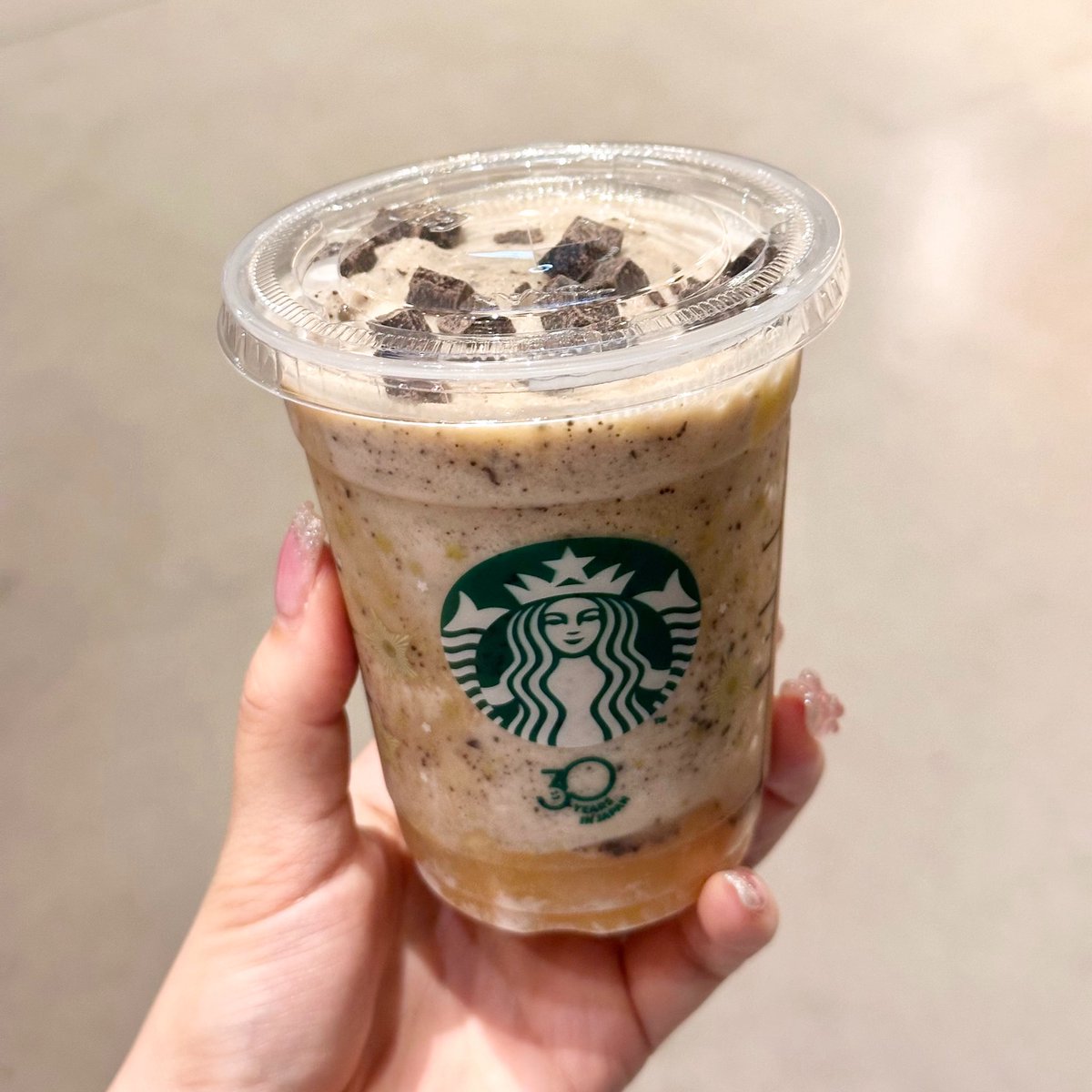 coco_home__'s tweet photo. スタバ新作のバナナアフォガードフラペチーノ、チョコバナナカスタムが最高すぎた…♡チョコチップ追加したら無料で増量もできる！増量分は上にトッピングできるからおすすめ🍫 https://t.co/7USFnMcROX