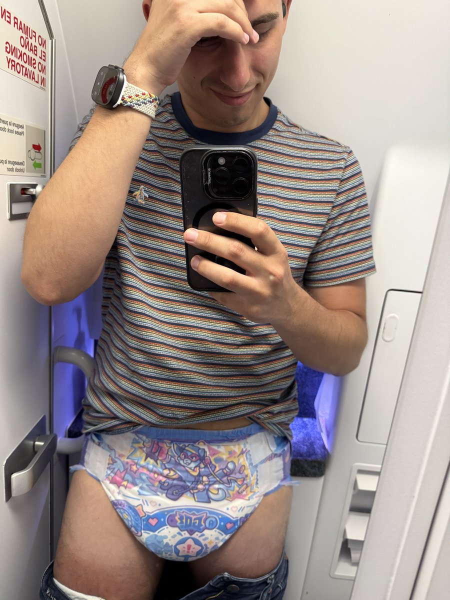 skipper_little's tweet photo. My obligatory plane bathroom selfie https://t.co/cXPWAbunAX