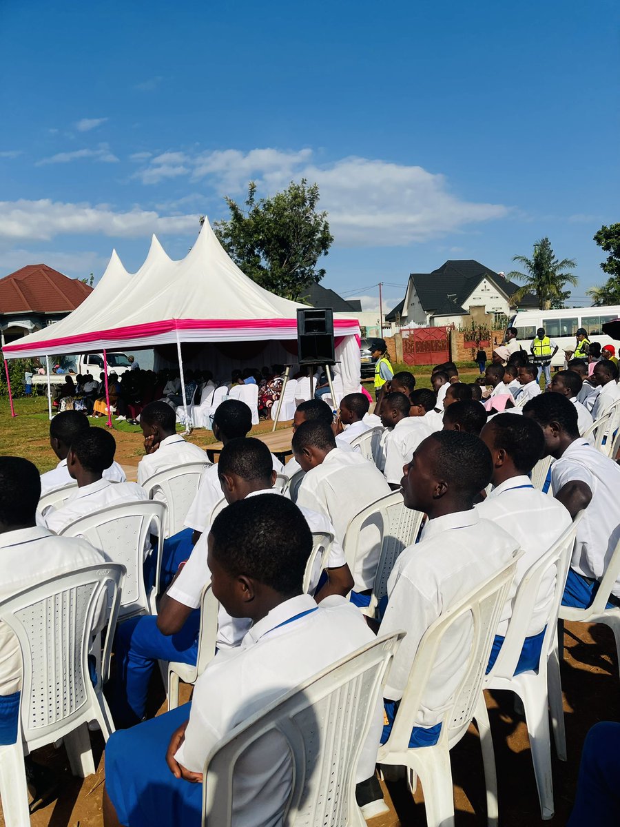 harerimana_tito's tweet photo. Aha ni mu Karere ka @RusiziDistrict mu Kigo cy’Urubyiruko, ahari kwizihizwa Umunsi Mpuzamahanga w’Isuku mu Gihe cy’Imihango ku bufatanye n’ikigo @KosmotiveRwanda 

Insanganyamatsiko igira iti:
 “Dufatanye twubake isi yumva kandi yubaha ibihe by’imihango.”

Ni umwanya wo gukomeza ubukangurambaga bugamije guteza imbere isuku mu gihe cy’imihango, guca stigma n’ipfunwe bikigaragara kuri iyi ngingo, ndetse no gushimangira uburenganzira bw’abakobwa n’abagore bwo kubona amakuru n’ibikoresho by’isuku bibafasha kubaho neza no kugira ubuzima bwiza.

#MHD2026 #KosmoPads #KosmotiveCares #MenstrualEquity #EndPeriodPoverty
