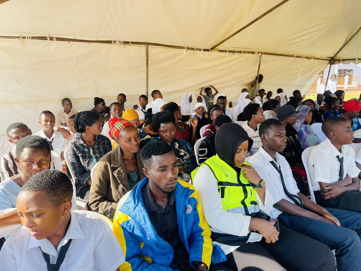harerimana_tito's tweet photo. Aha ni mu Karere ka @RusiziDistrict mu Kigo cy’Urubyiruko, ahari kwizihizwa Umunsi Mpuzamahanga w’Isuku mu Gihe cy’Imihango ku bufatanye n’ikigo @KosmotiveRwanda 

Insanganyamatsiko igira iti:
 “Dufatanye twubake isi yumva kandi yubaha ibihe by’imihango.”

Ni umwanya wo gukomeza ubukangurambaga bugamije guteza imbere isuku mu gihe cy’imihango, guca stigma n’ipfunwe bikigaragara kuri iyi ngingo, ndetse no gushimangira uburenganzira bw’abakobwa n’abagore bwo kubona amakuru n’ibikoresho by’isuku bibafasha kubaho neza no kugira ubuzima bwiza.

#MHD2026 #KosmoPads #KosmotiveCares #MenstrualEquity #EndPeriodPoverty