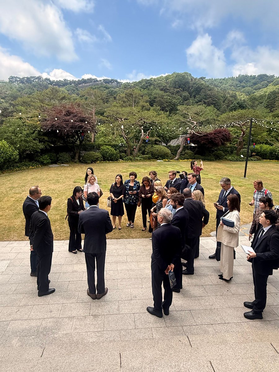 ep_diplomacy's tweet photo. 🇪🇺🇰🇷 Exchanges continued in Korea on Day 2 of the @europarl_EN #DKOR mission, with meetings with representatives from the Ministry of Foreign Affairs, the Ministry of Trade, Industry and Energy, and other Korean authorities.
MEPs also visited venues linked to inter-Korean dialogue to learn more about the current dynamics on the Korean Peninsula, and exchanged views with representatives of the European Chamber of Commerce in Seoul.
#parliamentarydiplomacy
@FMChoHyun @cesarluena @danusenerudova @HannaGedin @linagalvezmunoz @jessicapolfjard @JarubasAdam @MattEcke @MChahim @b_goncalvesb @FabriceLeggeri @VPrebilic @MOTIRKoreaEng @MOFAkr_eng