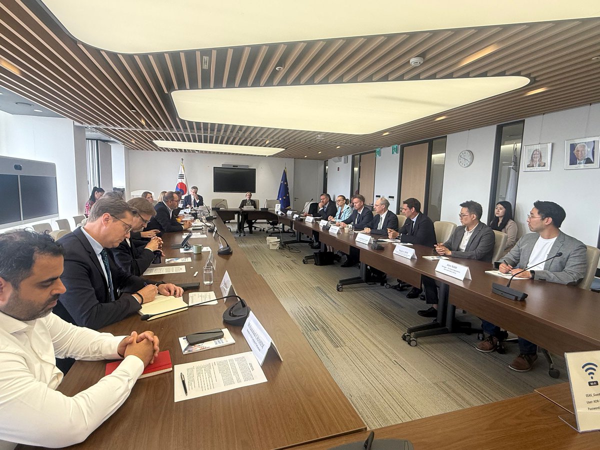 ep_diplomacy's tweet photo. 🇪🇺🇰🇷 Exchanges continued in Korea on Day 2 of the @europarl_EN #DKOR mission, with meetings with representatives from the Ministry of Foreign Affairs, the Ministry of Trade, Industry and Energy, and other Korean authorities.
MEPs also visited venues linked to inter-Korean dialogue to learn more about the current dynamics on the Korean Peninsula, and exchanged views with representatives of the European Chamber of Commerce in Seoul.
#parliamentarydiplomacy
@FMChoHyun @cesarluena @danusenerudova @HannaGedin @linagalvezmunoz @jessicapolfjard @JarubasAdam @MattEcke @MChahim @b_goncalvesb @FabriceLeggeri @VPrebilic @MOTIRKoreaEng @MOFAkr_eng