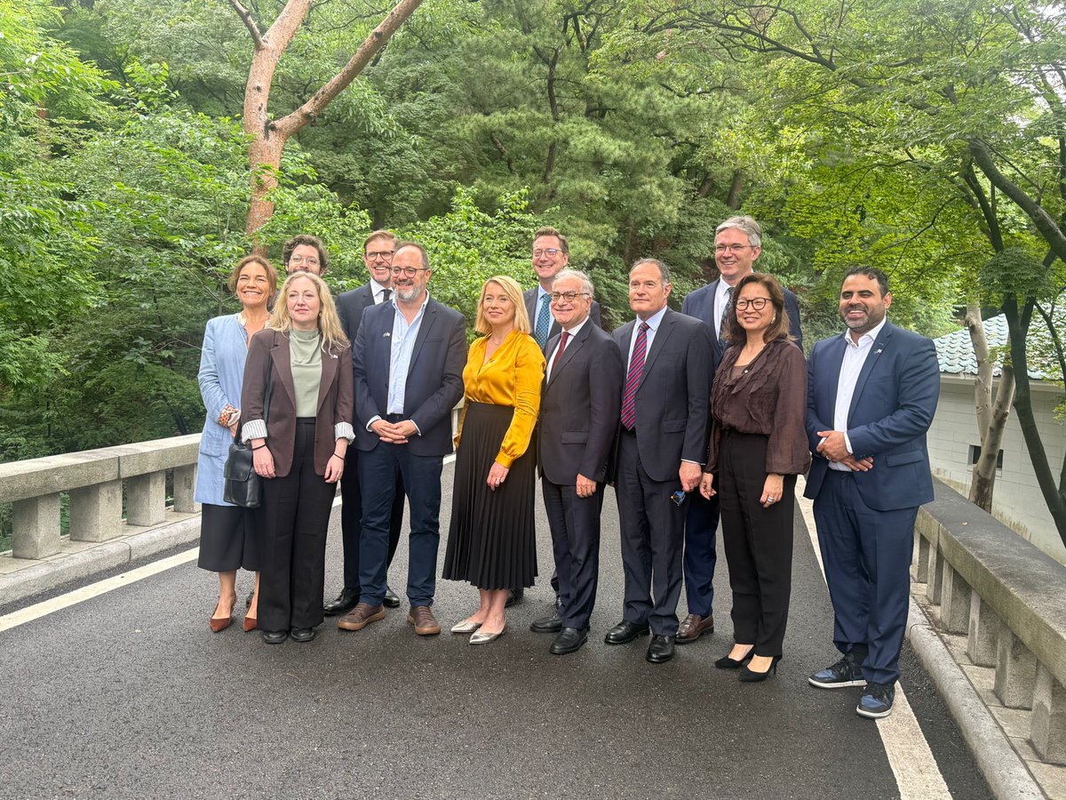 ep_diplomacy's tweet photo. 🇪🇺🇰🇷 Exchanges continued in Korea on Day 2 of the @europarl_EN #DKOR mission, with meetings with representatives from the Ministry of Foreign Affairs, the Ministry of Trade, Industry and Energy, and other Korean authorities.
MEPs also visited venues linked to inter-Korean dialogue to learn more about the current dynamics on the Korean Peninsula, and exchanged views with representatives of the European Chamber of Commerce in Seoul.
#parliamentarydiplomacy
@FMChoHyun @cesarluena @danusenerudova @HannaGedin @linagalvezmunoz @jessicapolfjard @JarubasAdam @MattEcke @MChahim @b_goncalvesb @FabriceLeggeri @VPrebilic @MOTIRKoreaEng @MOFAkr_eng