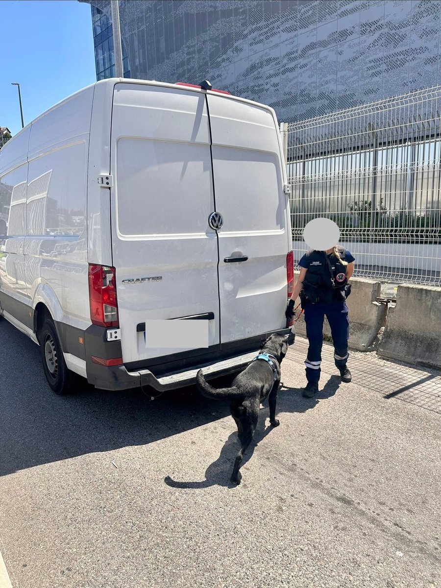 prefpolice13's tweet photo. 🚨 Hier, contrôle coordonné de tous les accès du département par @policenat13 @gendarmerie_13 et douanes : port, aéroport, gares, routes, autoroutes…

✅️Voitures, bateaux, transports, trains, flux de marchandises : stupéfiants, armes et produits illicites ne peuvent circuler en toute impunité.

👏 Bravo aux forces de l'ordre pour leur engagement !
@Prefet13