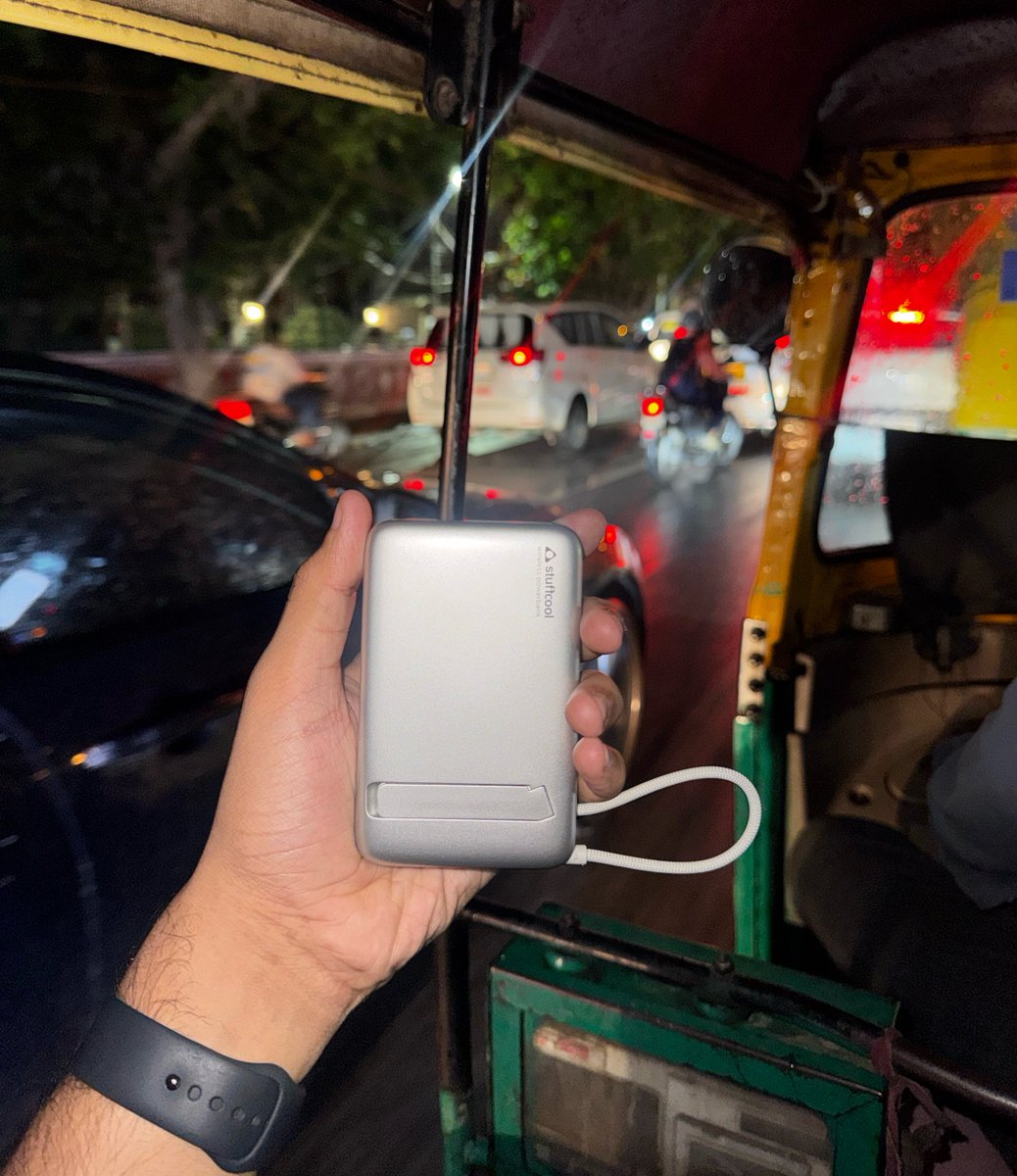 kadaipaneeeer's tweet photo. Best power bank for iPhone users ever made. https://t.co/jMMVf440Sd