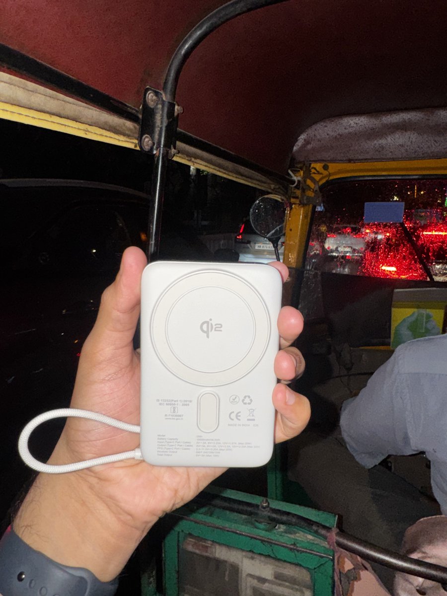 kadaipaneeeer's tweet photo. Best power bank for iPhone users ever made. https://t.co/jMMVf440Sd