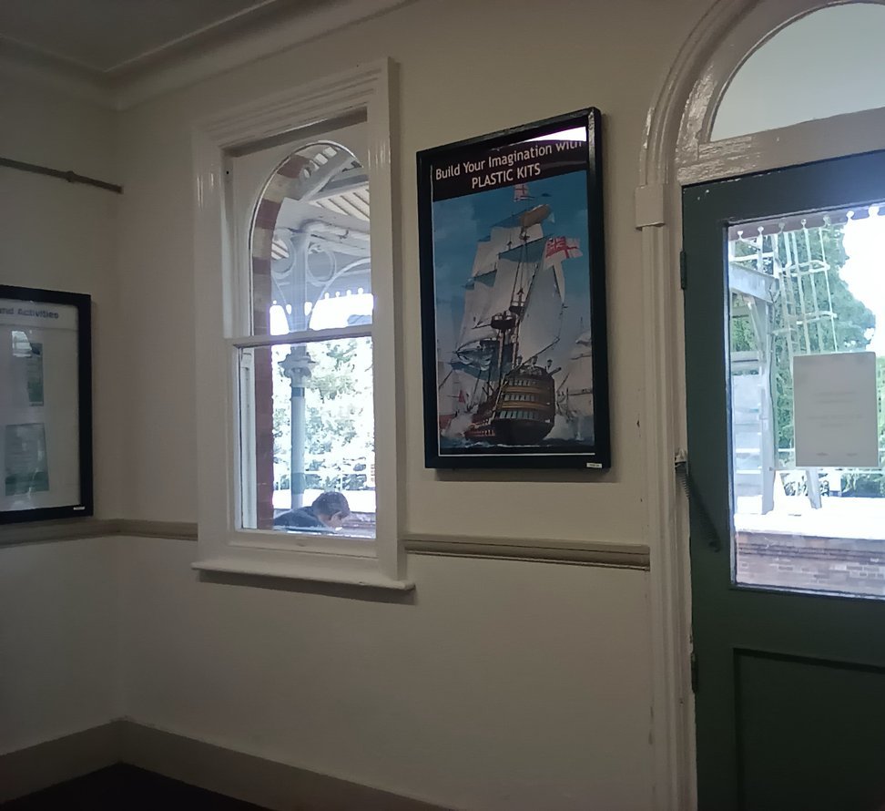 PublicEyeFanAcc's tweet photo. The waiting room, from which a child bothers Marker sitting on the platform https://t.co/geYoOLC18A