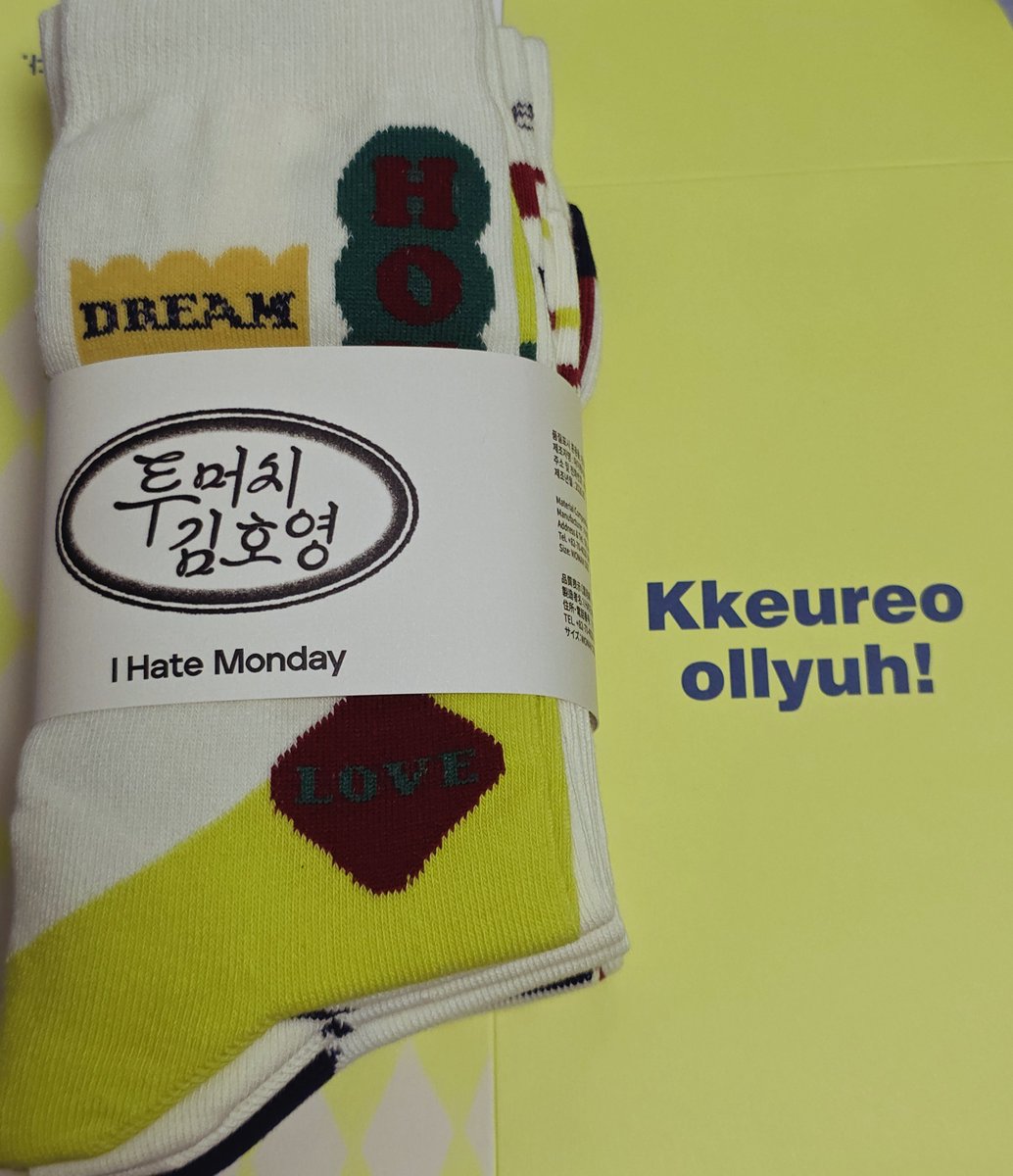 hamudacc's tweet photo. 기다리던 짝짝이 양말 옴 
영어 뭐라고 써있는건지 읽으려고 케우레오리 ㅇㅈㄹ하다가 끌어올려! 라는 걸 깨닫고 허탈해짐 https://t.co/cHICx5EspA