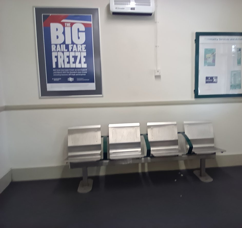 PublicEyeFanAcc's tweet photo. The waiting room, from which a child bothers Marker sitting on the platform https://t.co/geYoOLC18A