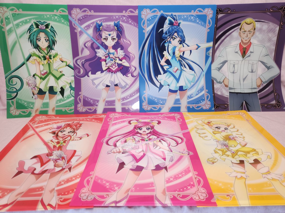 revit8472's tweet photo. 先日の日曜日に届いてた5GoGo!とフレプリのクリアファイルです
予約してからず～と楽しみに待ってました

いや～、やはり良いです(^o^)
ずっと眺めてしまいます
フルーレやスティックとか持ってるのいいですよねぇ

ブンビーさんはさすがに怪人姿ではないですね(^^) https://t.co/LXwAKxjr3G