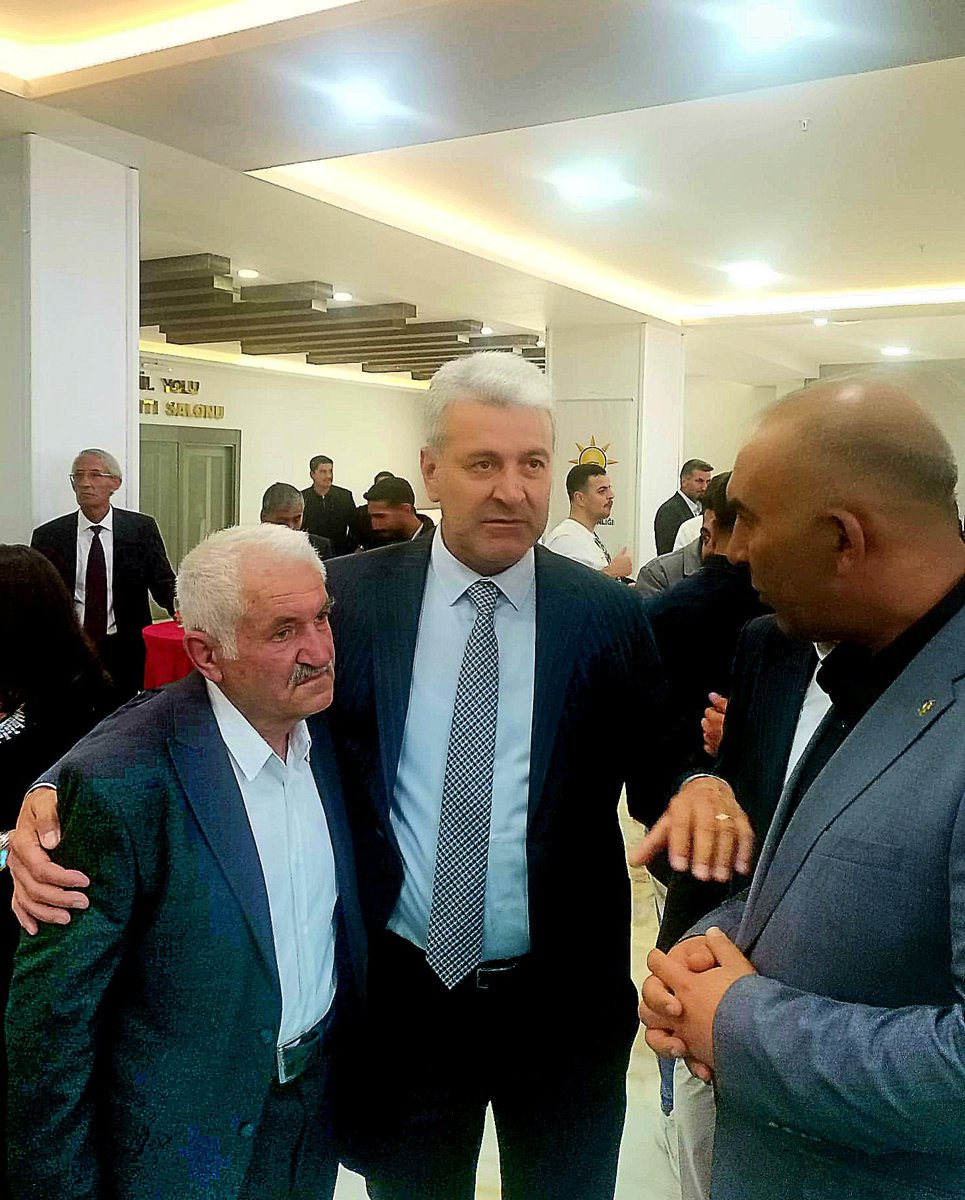 umitkanan72's tweet photo. 📍 Edremit / Uygulama Oteli
📌 Bayramlaşma Programı

AK Parti Van İl Başkanlığımız tarafından düzenlenen bayramlaşma programında, önceki dönem AK Parti Van Belediye Meclis Üyesi kıymetli büyüğümüz Müzbah Cengiz abimizle bir araya gelerek samimi bir sohbet gerçekleştirdik. Tecrübesi, dava bilinci ve teşkilatımıza olan bağlılığıyla her zaman örnek olan büyüklerimizle bir arada bulunmak bizler için kıymetlidir.

Rabbim birlik ve beraberliğimizi daim eylesin, kardeşliğimizi ve muhabbetimizi güçlendirsin.

#AKPartiTuşba #Bayramlaşma #KurbanBayramı #BirlikBeraberlik #TürkiyeYüzyılı
@Akparti 
@AKGMTeskilat
@K_Turkmenoglu_V 
@Burhan_Kayaturk