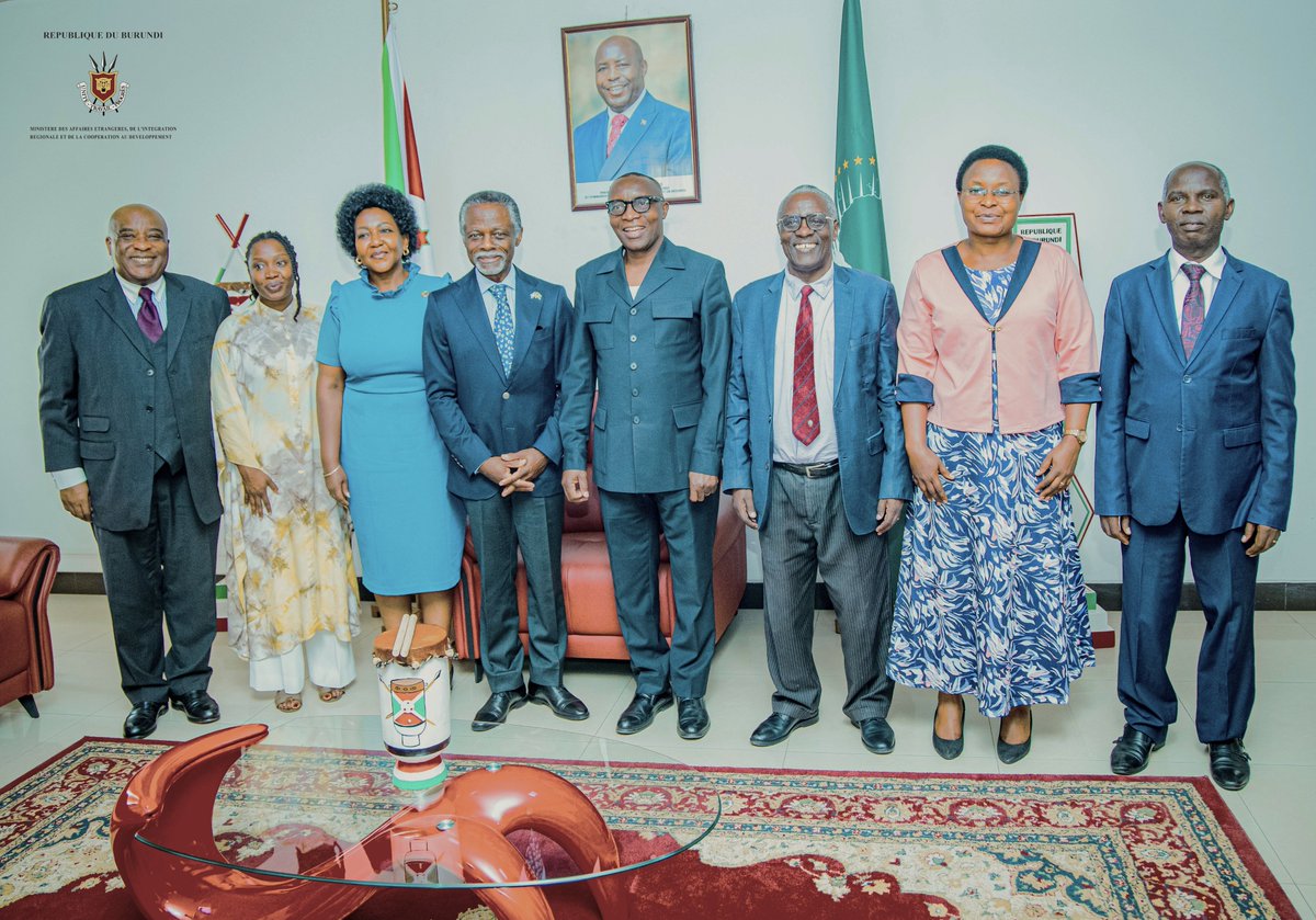 UNOCA_NEWS's tweet photo. #Burundi : A Bujumbura, le Représentant spécial Parfait Onanga  a été reçu en audience, ce 28 mai, par le Ministre des Affaires étrangères, S.E. Edouard Bizimana. Cette rencontre a eu lieu alors que la capitale burundaise accueille la 61e réunion de l'UNSAC. @UNOCA_NEWS  @UNOAU_ https://t.co/9HavYa5u2d