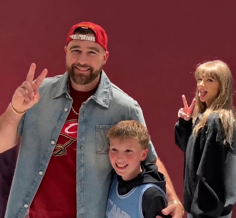 sourerdoe's tweet photo. I choose to believe they millennial pose matched by accident https://t.co/ORLnlxLzND