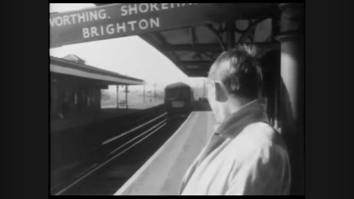 PublicEyeFanAcc's tweet photo. The platform (and trains still go from here to Worthing, Shoreham and Brighton today, not much has changed) https://t.co/sKQRW6RWq5