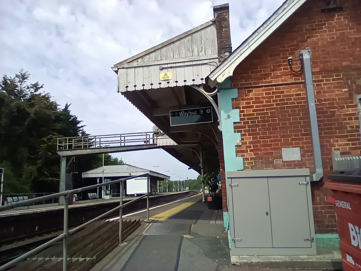 PublicEyeFanAcc's tweet photo. The platform (and trains still go from here to Worthing, Shoreham and Brighton today, not much has changed) https://t.co/sKQRW6RWq5