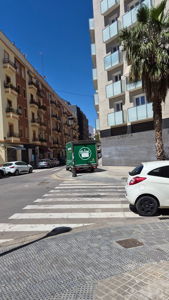 ToniGaliana's tweet photo. De casa a la parada metro, 600 m. 8 minutos. 
En Patraix. Valencia ciudad sin ley. 
@policialocalvlc 
@AjuntamentVLC https://t.co/ILZdgtOwOF