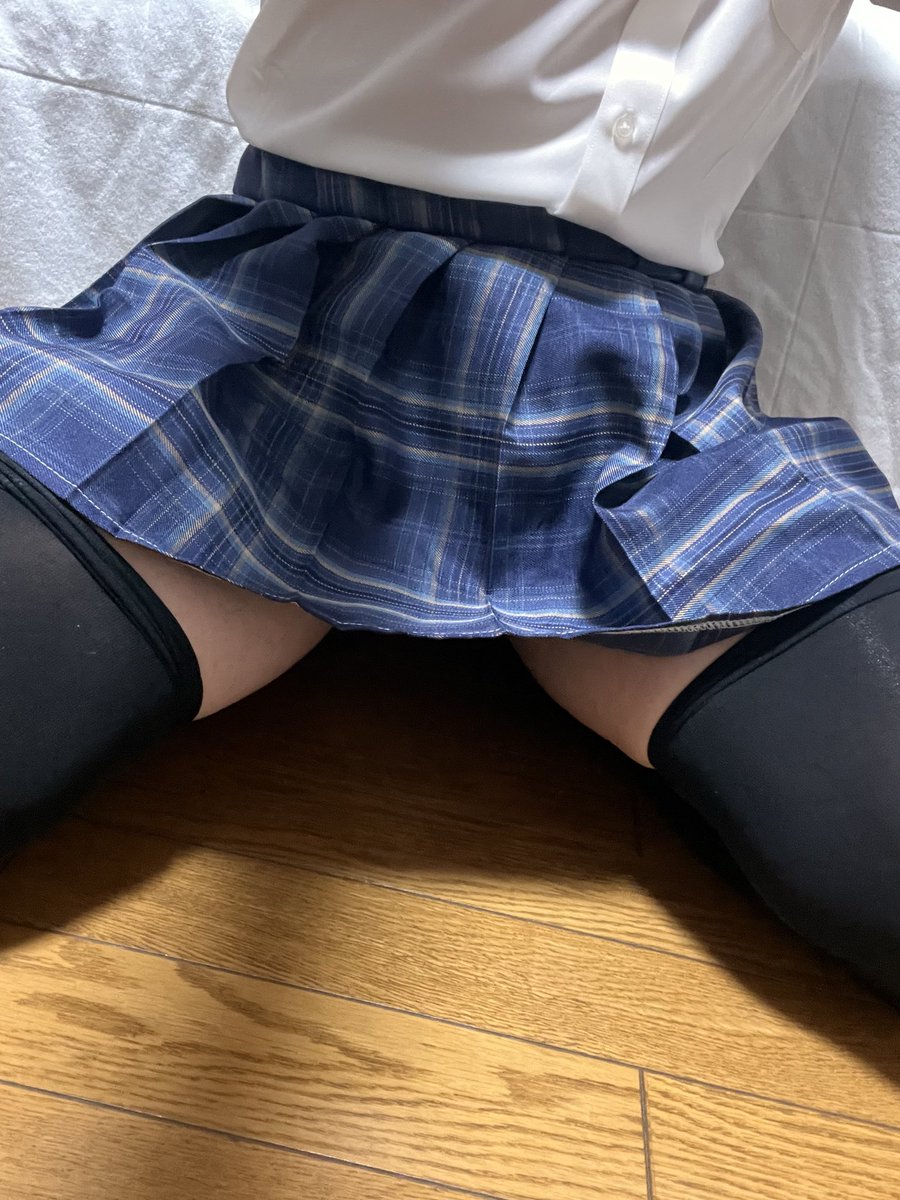 Yuuuupf's tweet photo. #女装 
＃男の娘 

やっぱり何をどーやってもこのスカートとニーハイが好きすぎる🥰 https://t.co/ngq17RgSjj