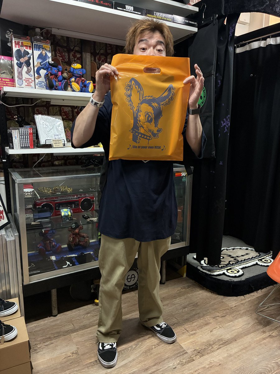 RISK_official's tweet photo. ATSUSHIさん(JUNIOR/SEVEN STEP)来店!
新作teeゲット!!
いつもありがとうございます🙏
#junior
#sevenstep
#lifeatyourownrisk
#下北沢risk
#RISK https://t.co/qBSYsUQZz4