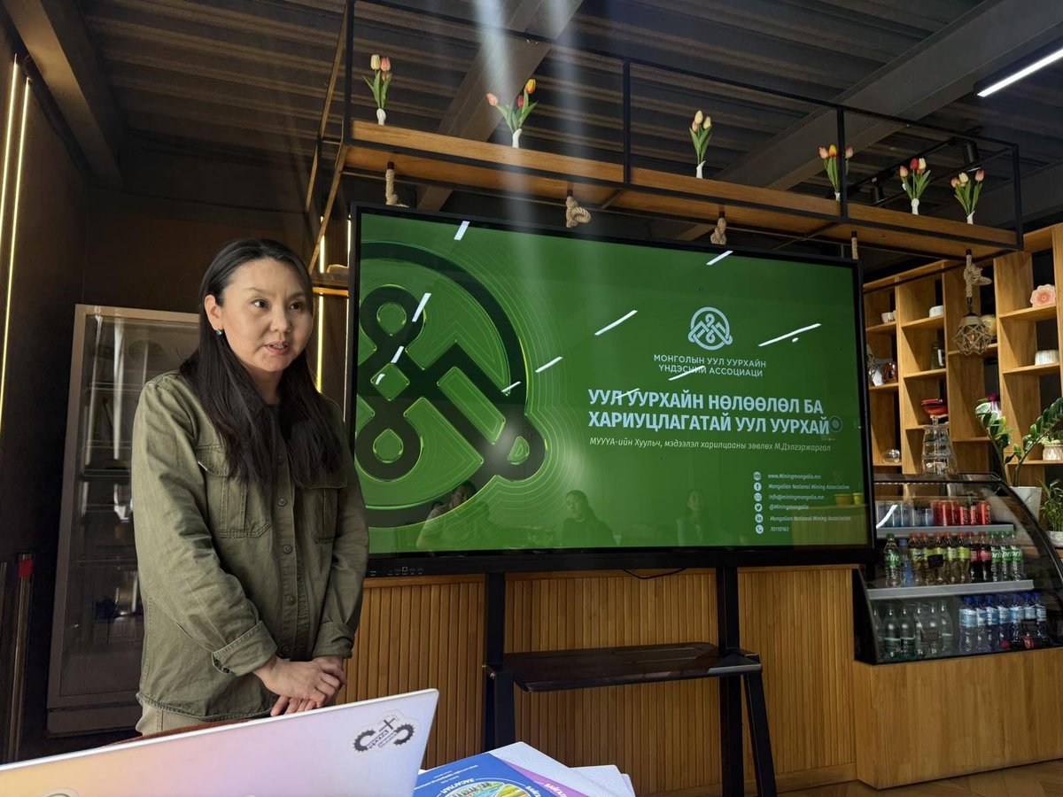 miningmongolia's tweet photo. 📰“Уул уурхай ба хэвлэл мэдээлэл” уулзалт боллоо

🛠️“Хариуцлагатай уул уурхай” баруун бүсийн өдөрлөгийн салбар арга хэмжээ болох “Уул уурхай ба хэвлэл мэдээлэл” уулзалтыг зохион байгууллаа. Уулзалтад Увс аймгийн Засаг даргын Тамгын газар, Увс телевиз, MBC телевиз, Гүрэн.мн, Увсчууд зэрэг хэвлэл мэдээллийн байгууллагын сэтгүүлч, ажилтнууд оролцов.

🔍Уулзалтыг МУУҮА-ийн хуульч, мэдээлэл харилцааны зөвлөх М.Дэлгэржаргал чиглүүлэн явуулж, олон нийтийн итгэлийг бэхжүүлэхэд хэвлэл мэдээллийн оролцоо болон уул уурхайн салбарын улс, орон нутгийн нийгэм, эдийн засагт үзүүлж буй үр нөлөө, 🌱хариуцлагатай уул уурхайн зарчмын талаар танилцуулга хийлээ.

🤖Мөн “Хиймэл оюун & хүний эрх: Мэдэх эрх, мэдээлэл авах эрх ба эрх зүйн зохицуулалт” сэдвийн хүрээнд хиймэл оюун ухааны хэрэглээ, мэдээлэл хайх, хүлээн авах эрх, хувийн мэдээллийн хамгаалалт, мэдээллийн үнэн зөв байдал болон холбогдох эрх зүйн зохицуулалтын талаар санал солилцов. Түүнчлэн 📺“News Desert” буюу мэдээллийн цөлжилтийн асуудлыг хөндөж, орон нутгийн хэвлэл мэдээллийн хэрэгслийн тогтвортой байдал, сорилт, олон улсын туршлагын талаар танилцуулав. 

✍🏻Орон нутгийн хэвлэл мэдээлэл болон уул уурхайн салбарын хамтын ажиллагааг илүү үр дүнтэй, ил тод, хариуцлагатай хөгжүүлэх, бодит мэдээлэлд суурилсан тэнцвэртэй мэдээллийг олон нийтэд хүргэх нь салбарын талаарх зөв ойлголт, итгэлцлийг бий болгоход чухал ач холбогдолтой юм. 

🏔️Уул уурхайн салбарын бодит мэдээллийг олон нийтэд хүргэх, хариуцлагатай уул уурхайн талаарх ойлголтыг нэмэгдүүлэхэд хамтран ажиллаж буй хэвлэл мэдээллийн байгууллагуудад талархал илэрхийлье. 🌟