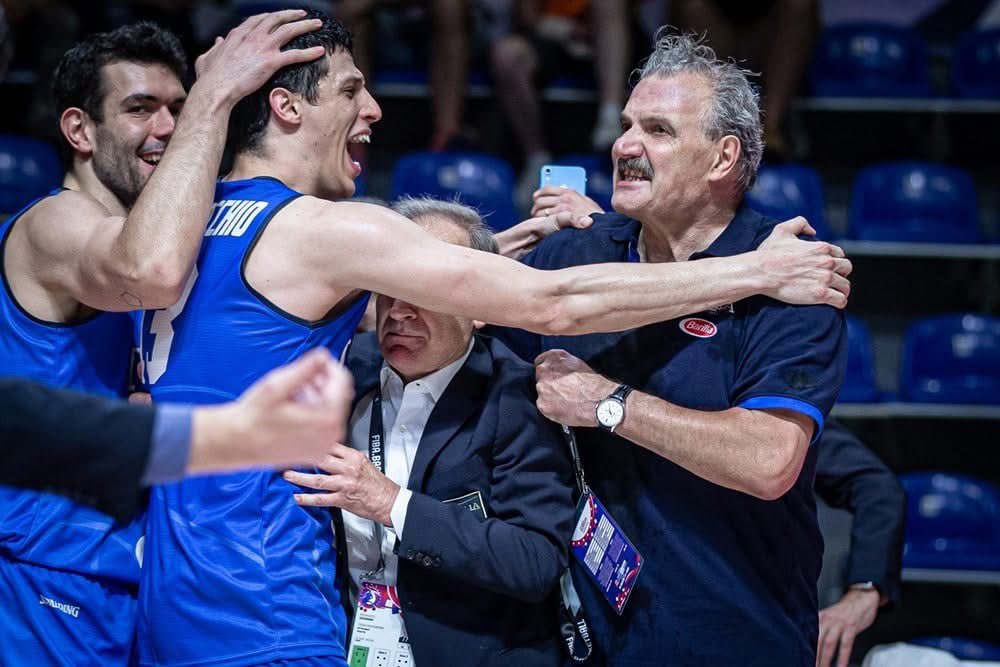 parallelecinico's tweet photo. "Il basket per me è un gioco. Lo era quando giocavo. Lo è adesso che alleno. Oggi, addirittura, ci portano in giro con l'aereo, andiamo in bellissimi hotel, siamo serviti e riveriti. Ci sono le condizioni perfette per avere la mente sgombra e pensare solo a divertirci, giocando a questo bellissimo gioco. Il basket per me è questo, e per sempre lo sarà"

Meo Sacchetti ha ufficialmente dato l’addio al basket.

Per aver portato Sassari laddove sembrava impossibile per una squadra isolana: a vincere tutto, e a fare il grande slam.
Per aver portato Cremona a vincere la Coppa Italia e ad un soffio dalla finale Scudetto.
Per aver iniziato ad allenare nelle Minors, vincendo ad Asti e poi a Castelletto Ticino la C2, la C1, poi la B2 e la B1.
Per aver portato Capo d’Orlando al sesto posto in Serie A, miglior risultato di sempre per la piccola realtà siciliana.
Per tutto ciò che di straordinario hai fatto da giocatore, a Torino, ad Asti, a Varese, al Gira e soprattutto con la maglia Azzurra, regalandoci un argento alle Olimpiadi e un oro agli Europei.
Per la tua sottile ironia, per le tue imprecazioni sotto i baffi, per le tue maglie con 34 litri di sudore a metà primo quarto, per aver mandato a quel paese Pesic che non ti ha stretto la mano davanti ad una folla di serbi inferocita.
Per l’educazione, per i messaggi positivi che hai sempre dato ai giovani, per aver evitato di fare polemica anche quando ne avresti avuto tutto il diritto.

E in particolar modo per aver fatto quello che nessun altro è stato in grado di fare negli ultimi 22 anni: portarci alle Olimpiadi. Quella serata a Belgrado, quella finale vinta contro ogni pronostico, quel tuo lasciarti finalmente andare agli istinti primordiali, gioendo, gridando, saltando, ballando, bevendo, inveendo, facendoci sentire fieri di essere italiani e appassionati di basket.

Per tutto questo, grazie Meo.