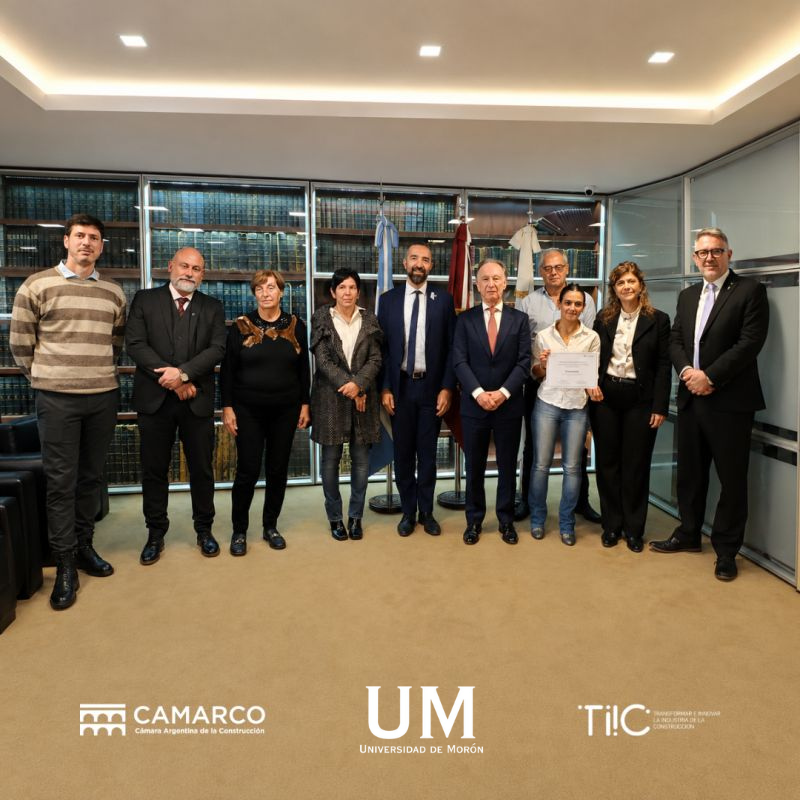uni_moron's tweet photo. Orgullo UM! 📷

Martina do Carmo Teixeira Acera, estudiante de Ingeniería Civil de nuestra Universidad, fue la gran ganadora de la Convocatoria Nacional TIIC Estudiantes 2025, organizada por la Cámara Argentina de la Construcción (CAMARCO).

Su proyecto Vaconplast propone reutilizar neumáticos fuera de uso en mezclas asfálticas, mejorando la durabilidad de los pavimentos y reduciendo el impacto ambiental de los residuos.

Desde la Universidad de Morón celebramos este logro y la dedicación de Martina. ¡Felicitaciones! 📷