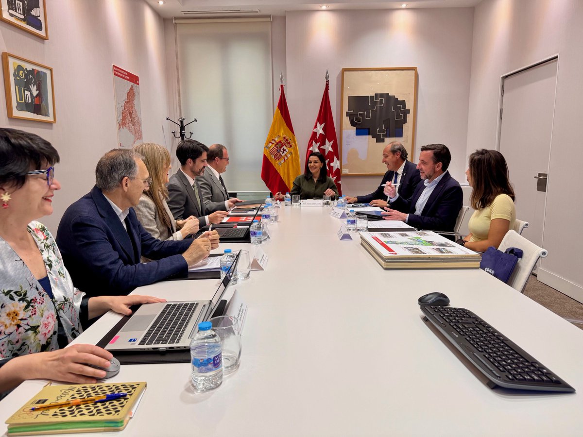 MMZarzalejo's tweet photo. Continuamos reuniéndonos con los alcaldes de la región para repasar las inversiones y proyectos educativos impulsados por la @ComunidadMadrid en sus municipios.
Esta semana hemos trabajado con los regidores de #SevillaLaNueva y #Ciempozuelos. https://t.co/LftyrA5lj2
