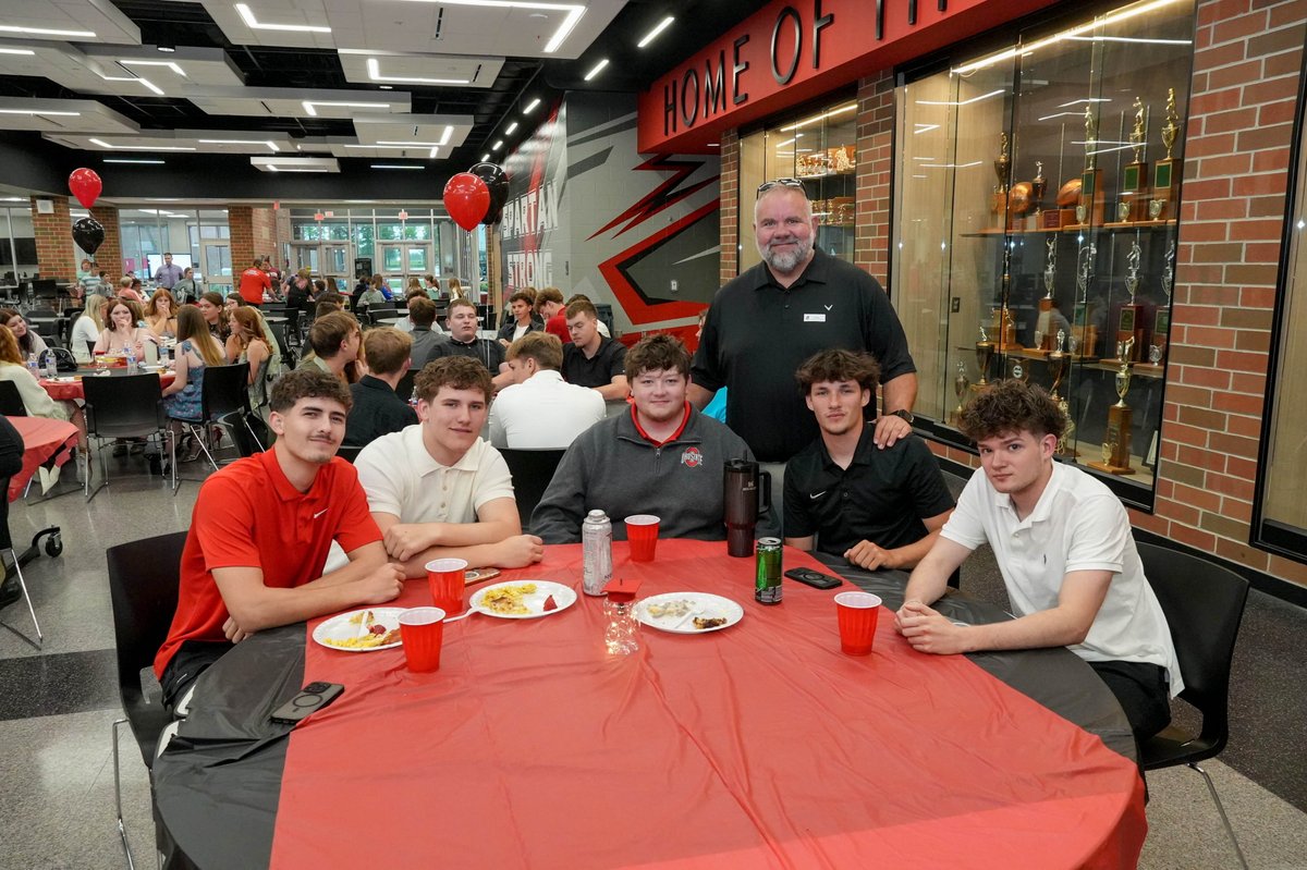 pleasantlocal's tweet photo. 🎓 Our week of celebrating the Pleasant senior class continued last week with Senior Awards and a delicious Senior Breakfast!

It has been so special to celebrate this incredible group and all they have meant to our school community. ❤️ 🖤 #SpartansAdvance https://t.co/cSk4StQqSl